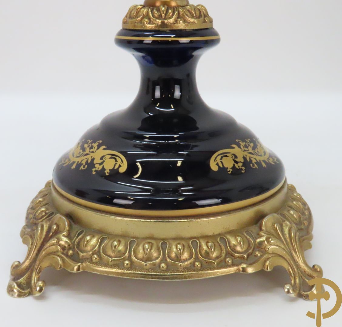 Twee porseleinen Stijl Sèvres cassolettes + dekselpotiche met bloemendecor + vijfarmige kandelaar Sèvres stijl, ACF