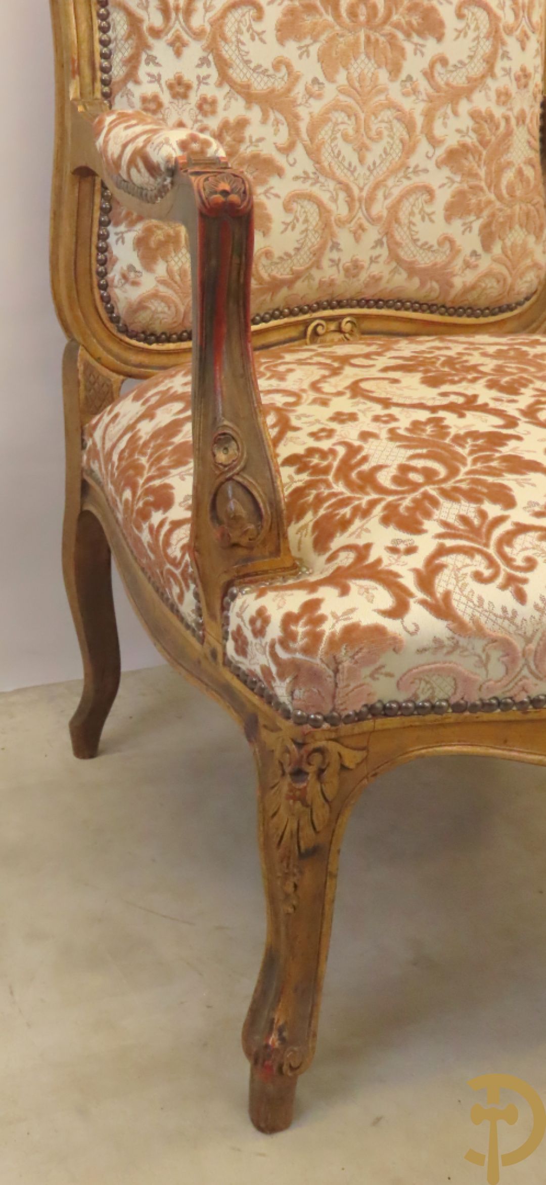 Vijfdelig verguld Louis XV salonensemble bestaande uit canapé en 4 fauteuils - met mooie accanthusranken en bloemensculptuur