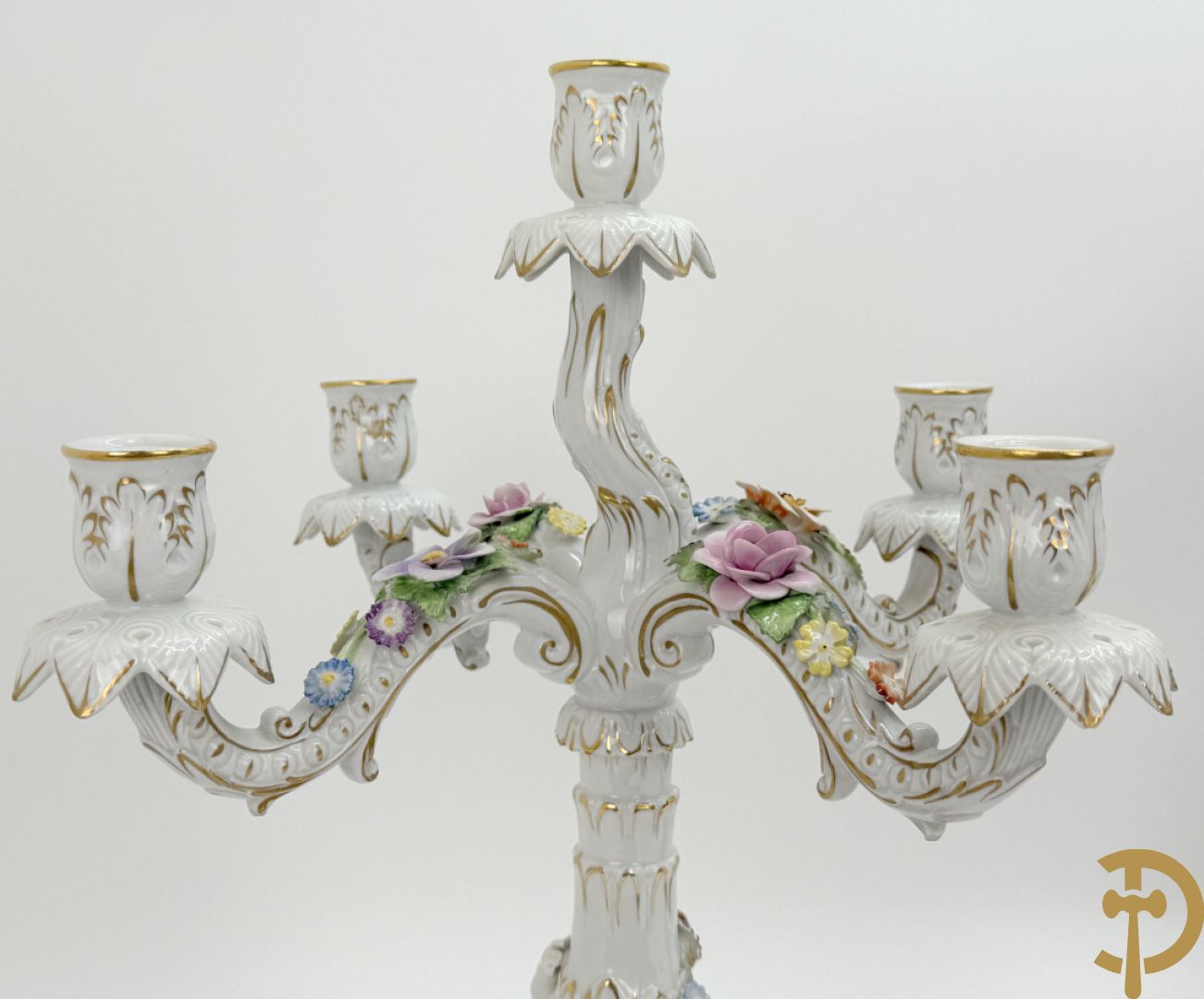Porseleinen vijfarmige kandelaar met 2 cupido