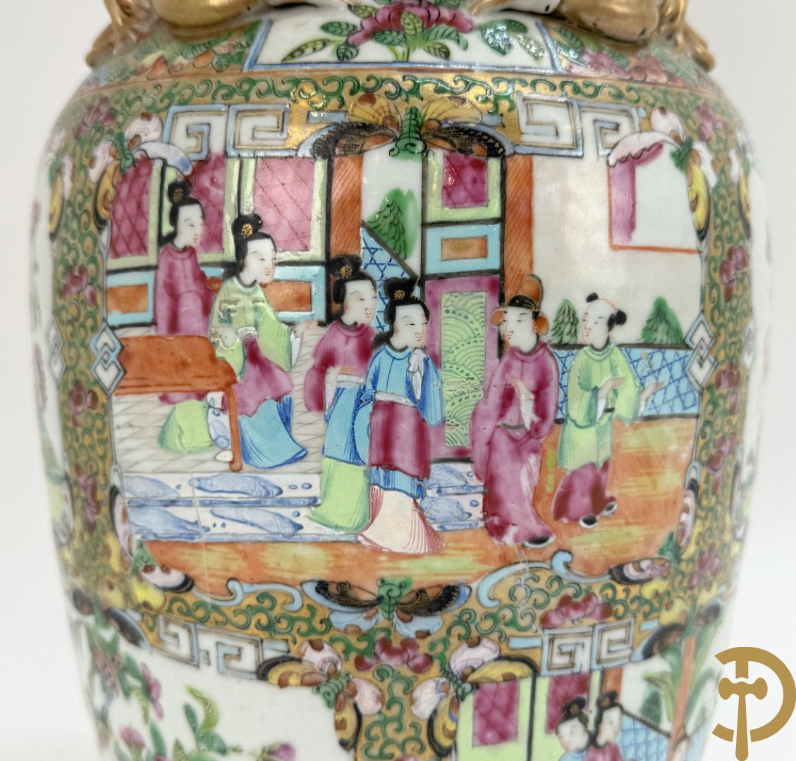 Chinese porseleinen Kanton vaas met geanimeerde taferelen en natuurdecor