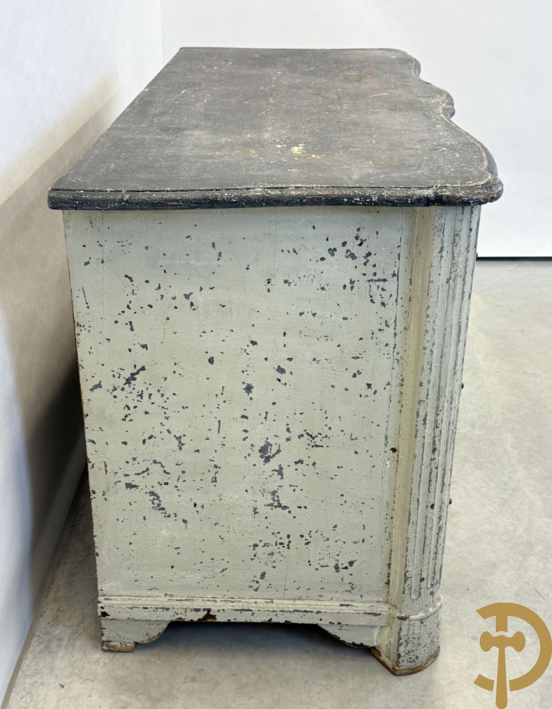 Gepatineerde 3 laden commode met bronzen trekkers en sleutelplaten