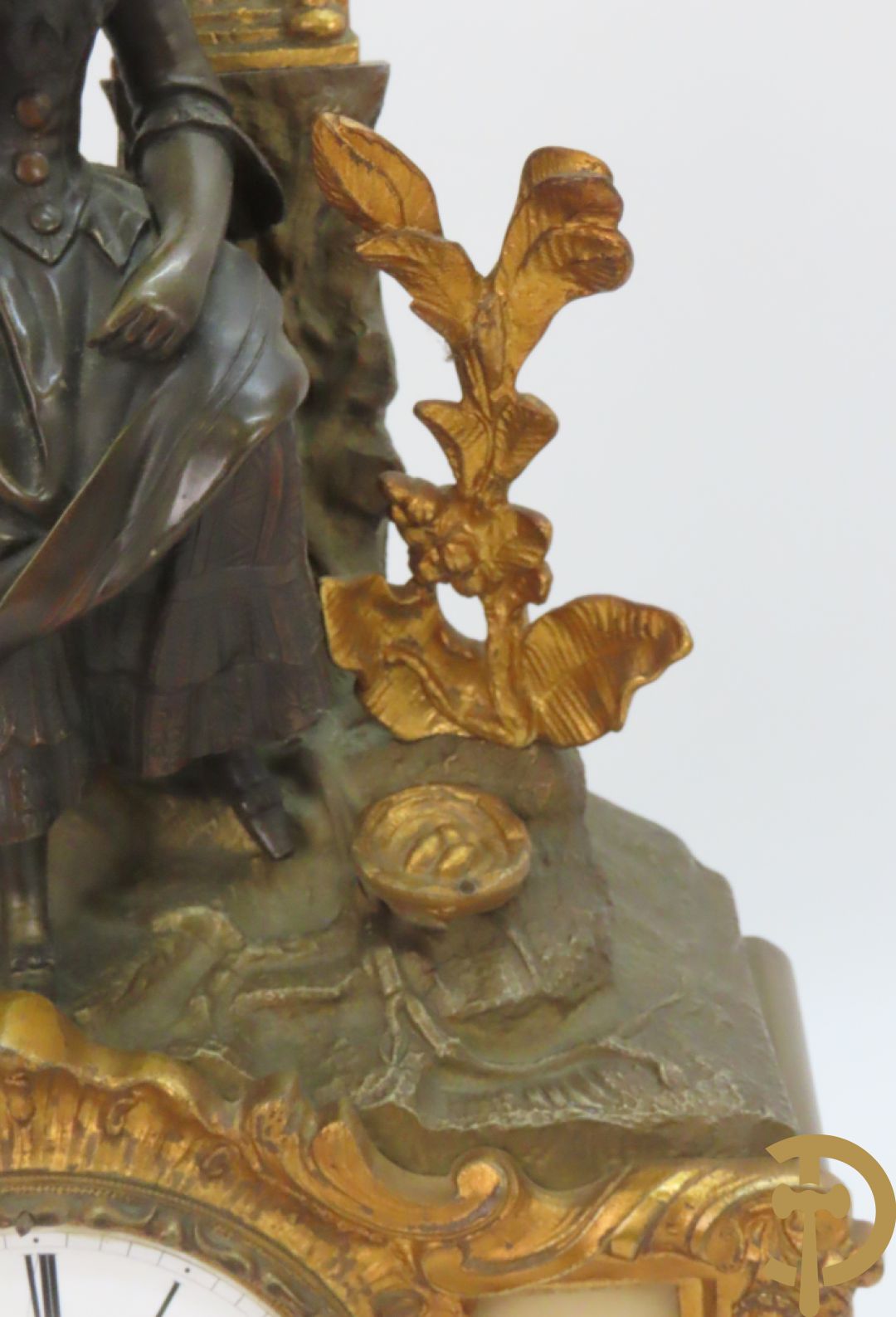 Bronzen pendule bezet met elegante dame en onderaan met basrelief en rocailles