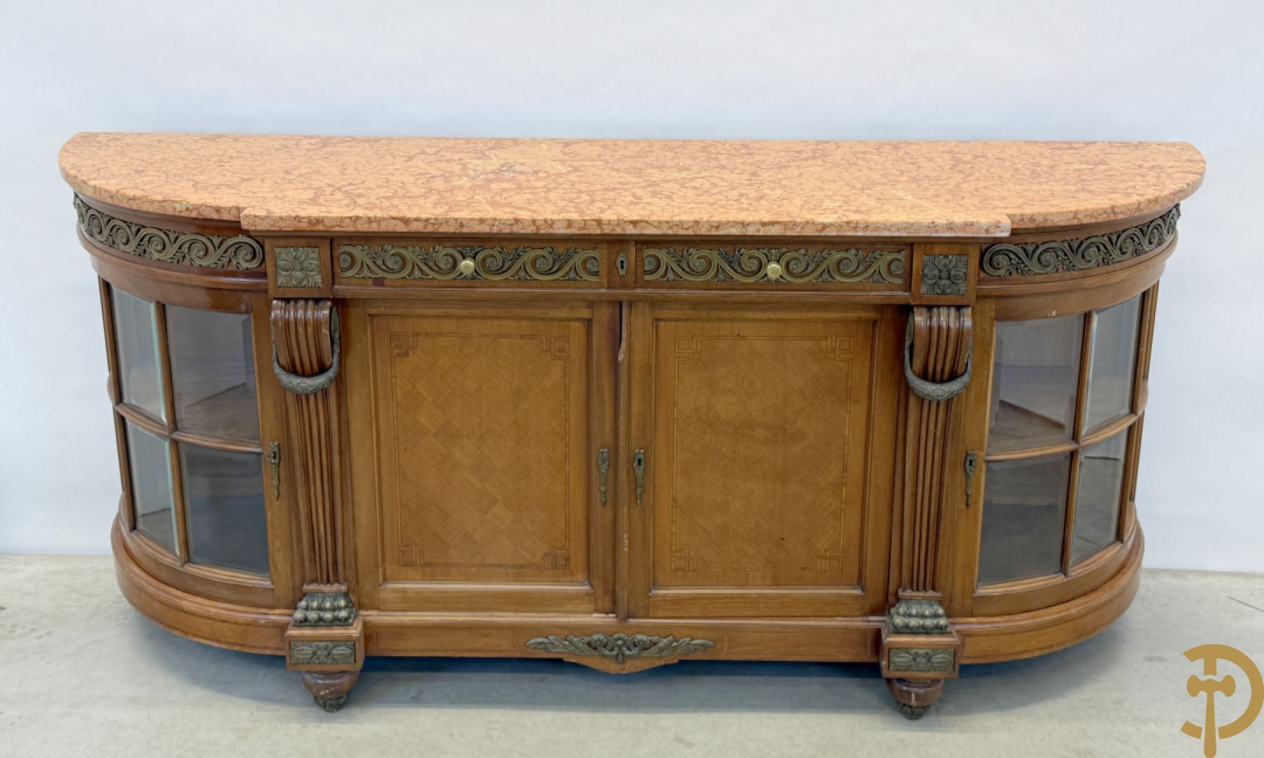 Art deco Decoene vierdeursdressoir in notelaar fineer met gebogen beglaasde deuren opzij en bezet met bronzen ornamenten - bovenaan met marmeren blad