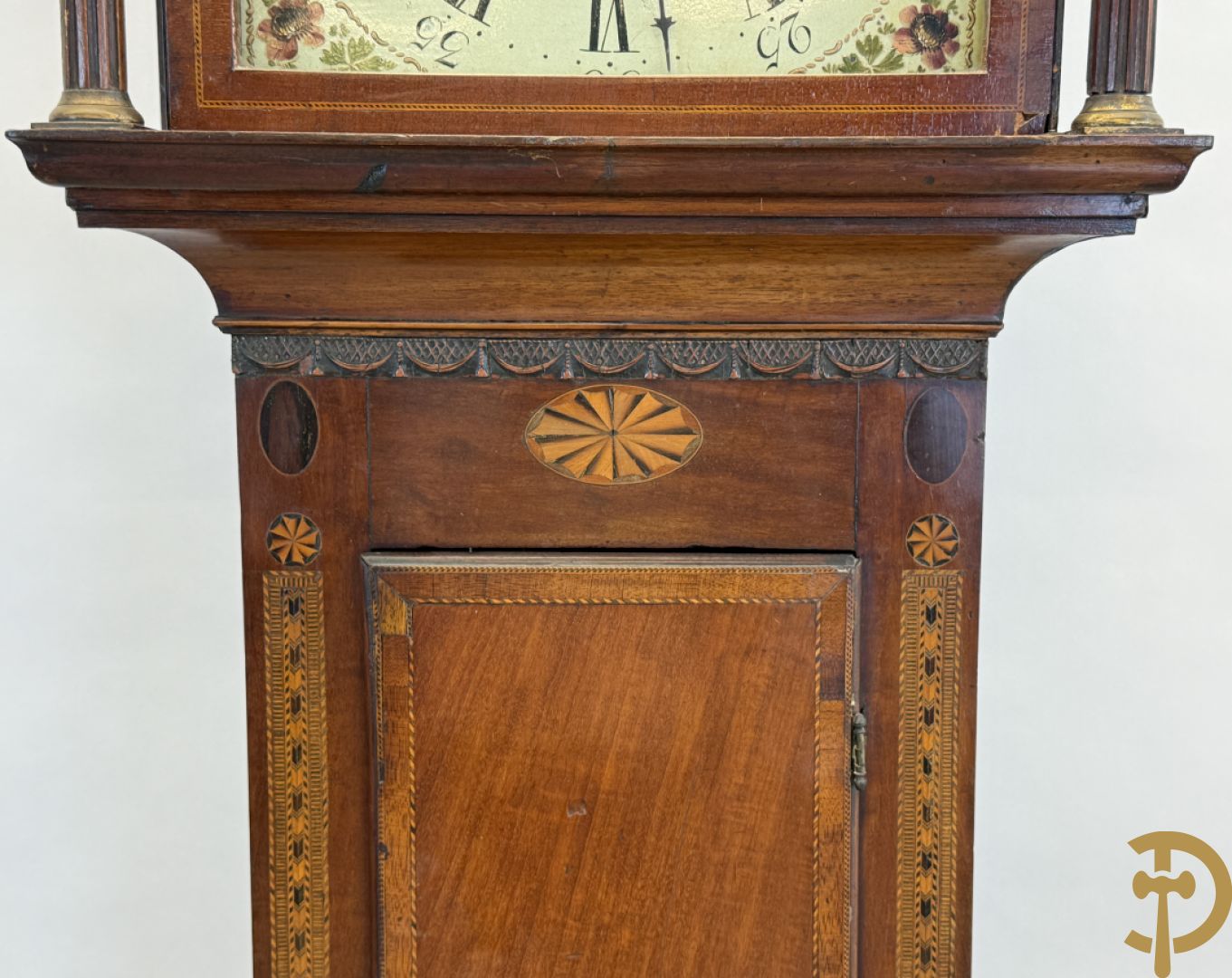 Engelse staande grootvadersklok met handbeschilderd tafereel in de wijzerplaat