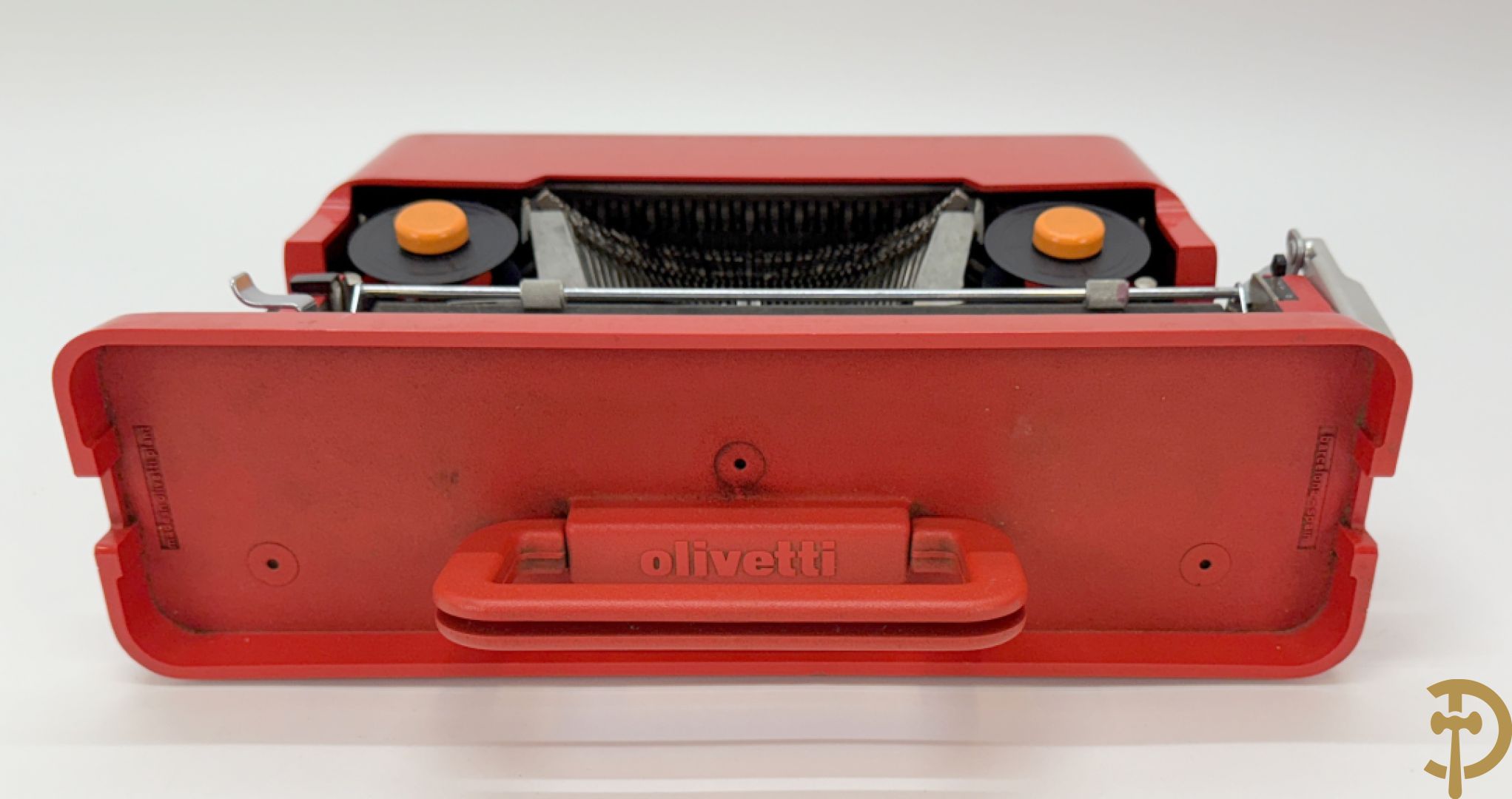 Typmachine in design plexi uitvoering door Olivetti 