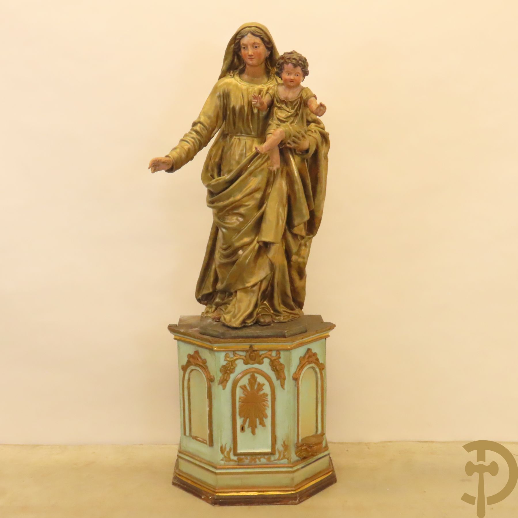 Grote vergulde Madonna met kind in papier maché  op houten sokkel met afgeschuinde hoeken