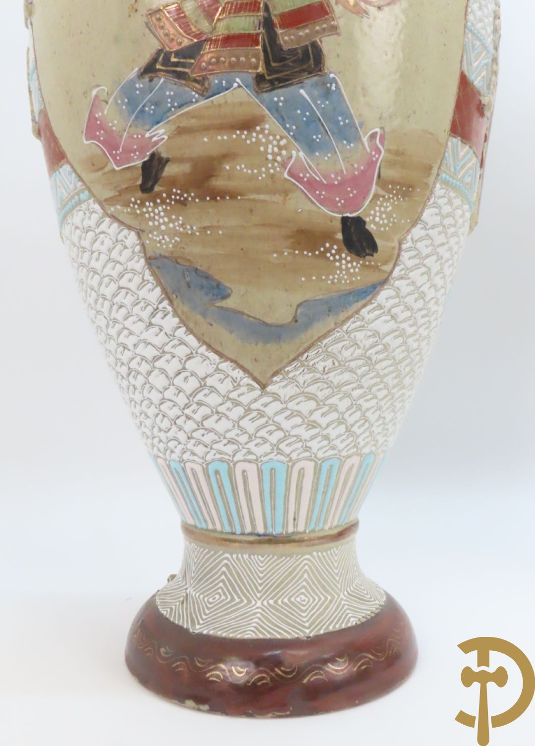 Paar Japanse Satsumat vazen met kijgerdecor en geanimeerde scènes, zijdelings met vogels bezet