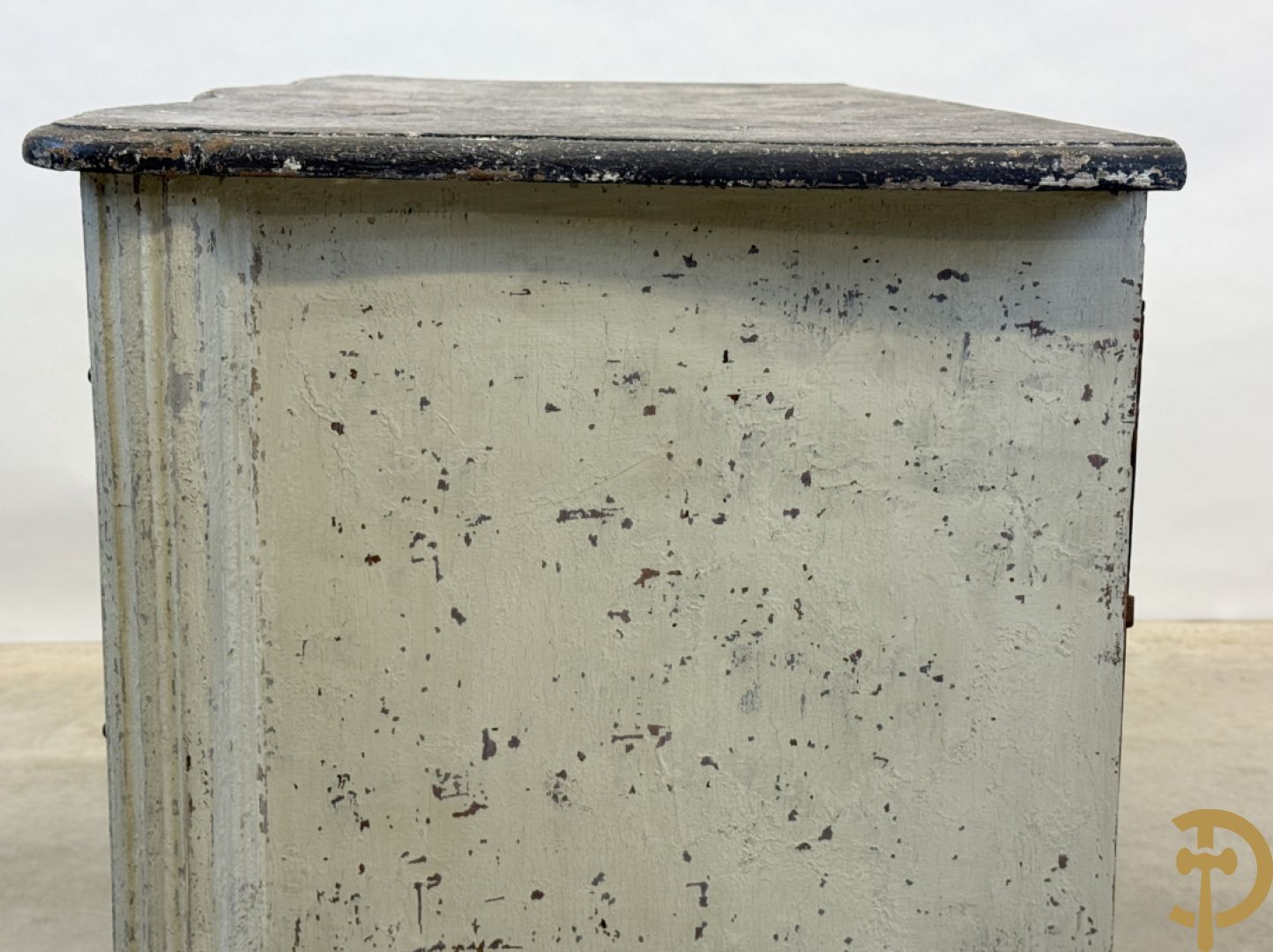 Gepatineerde 3 laden commode met bronzen trekkers en sleutelplaten