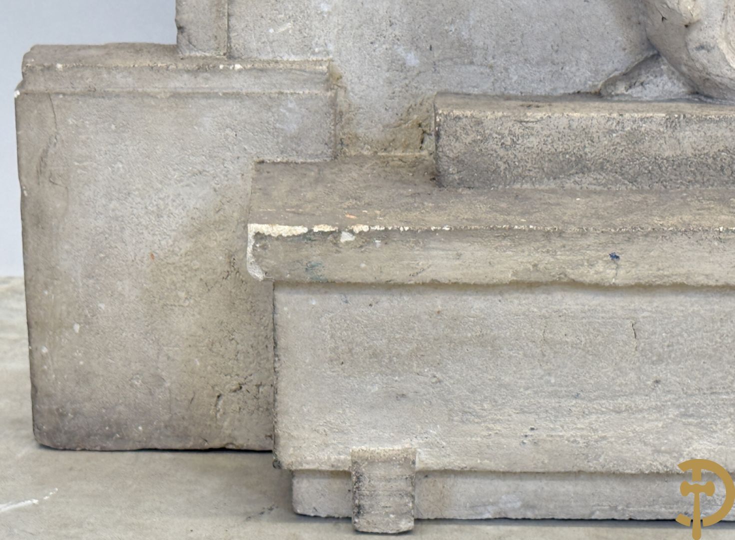 WILLAERT getekend - Gestyleerd Art Deco basrelief met Icarus en vliegenierssymbool in beton