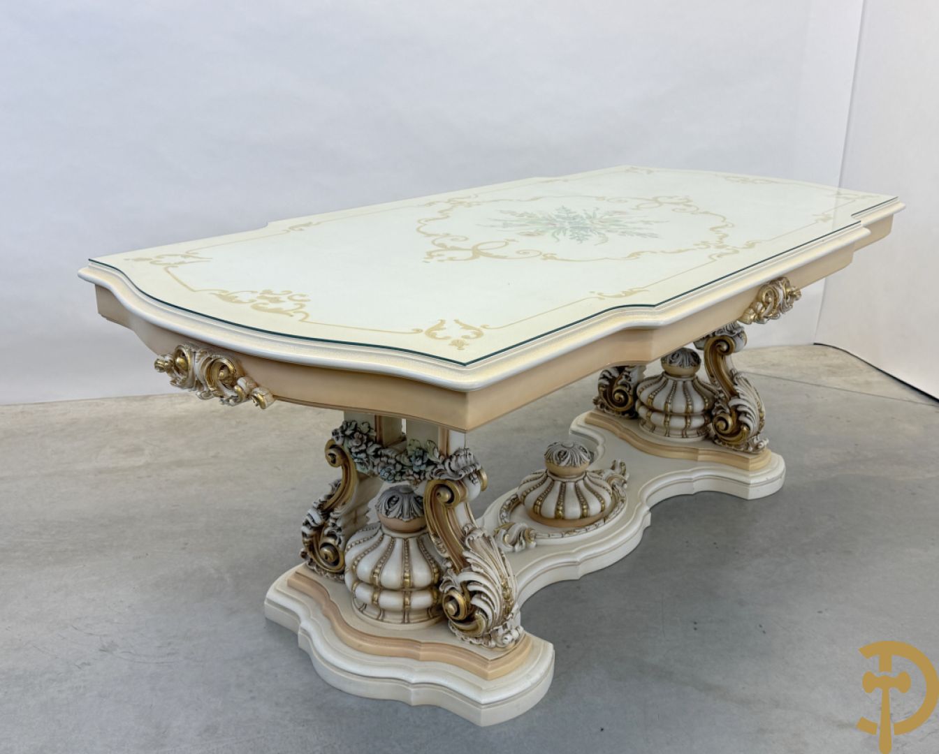 Italiaanse eetkamer met beschilderd bloemenmotief bestaande uit vierdeursdressoir met beschilderde bloemenmotieven, accanthusranken en glazen blad, tafel op gesculpteerde poten en 6 stoelen