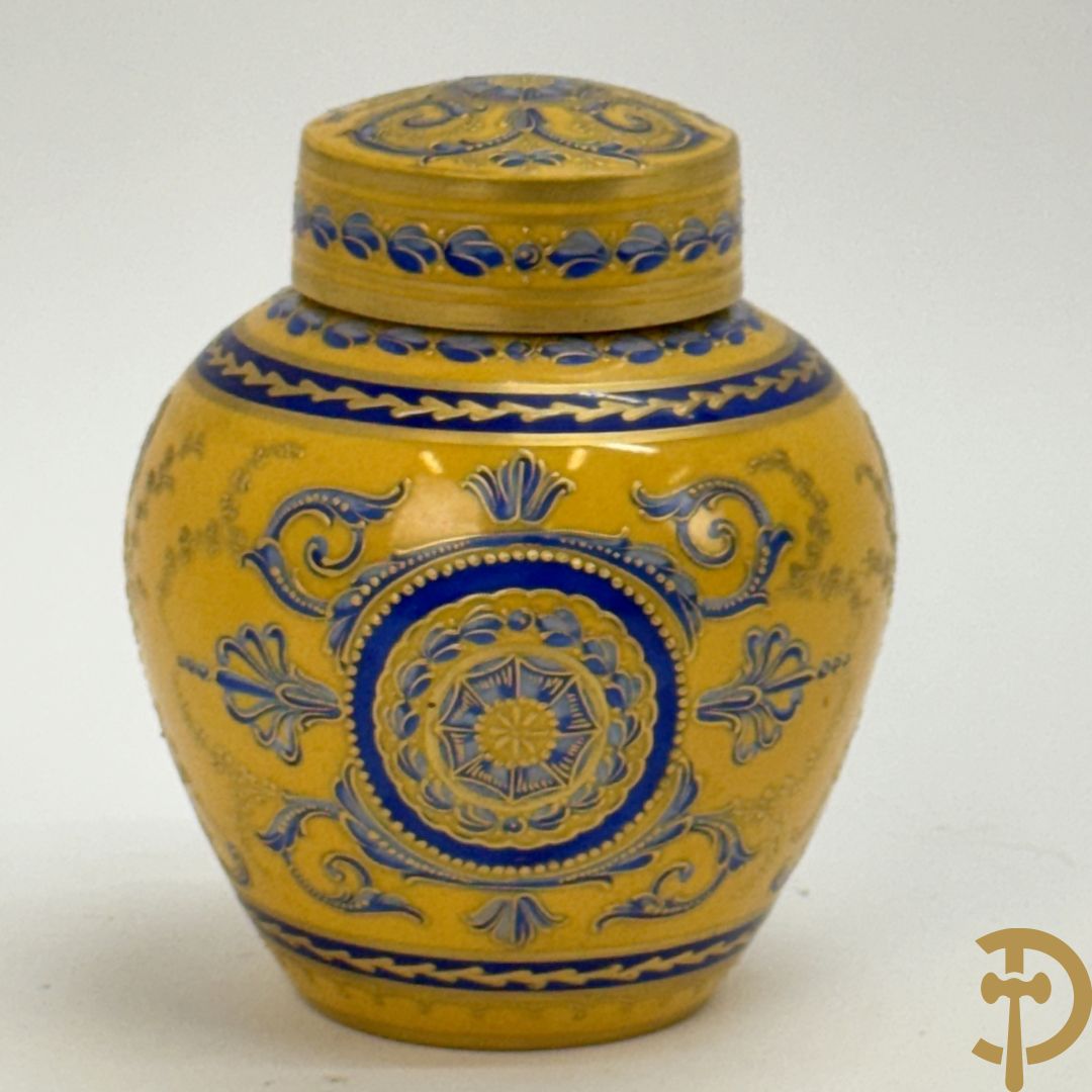Porseleinen Empire dekselvaasje met blauw en verguld decor op gele fond, onderaan gemerkt M.Imp. le de Sèvres (Manufacture Imperial de Sèvres)