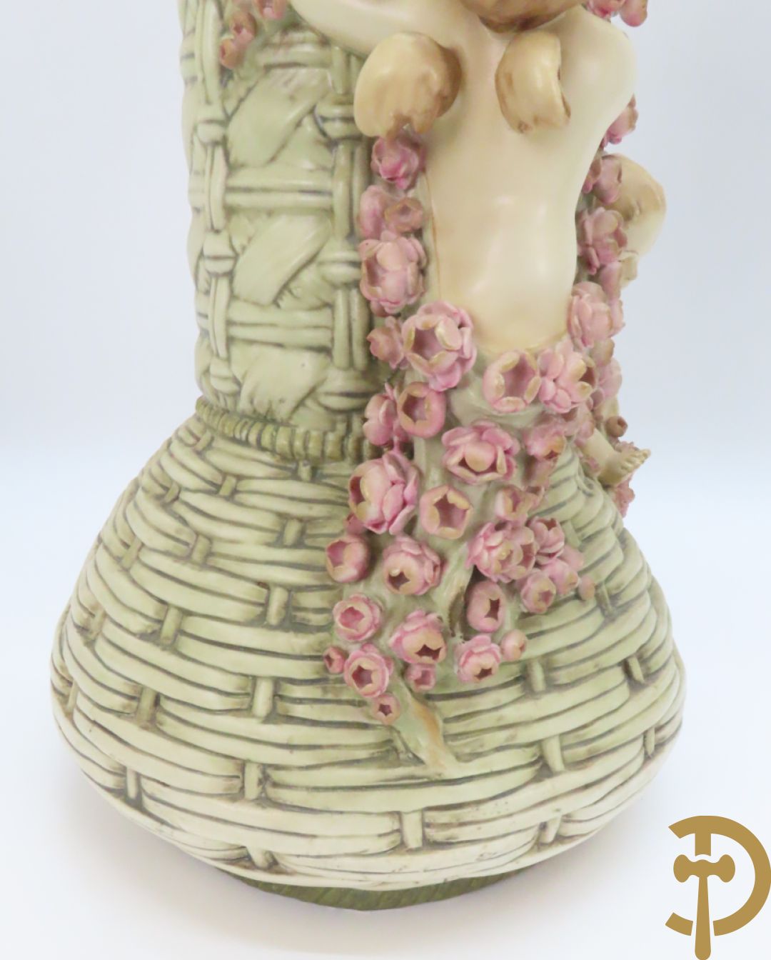 Paar meerkleurige faience vazen,  Austria gemerkt, met cupido