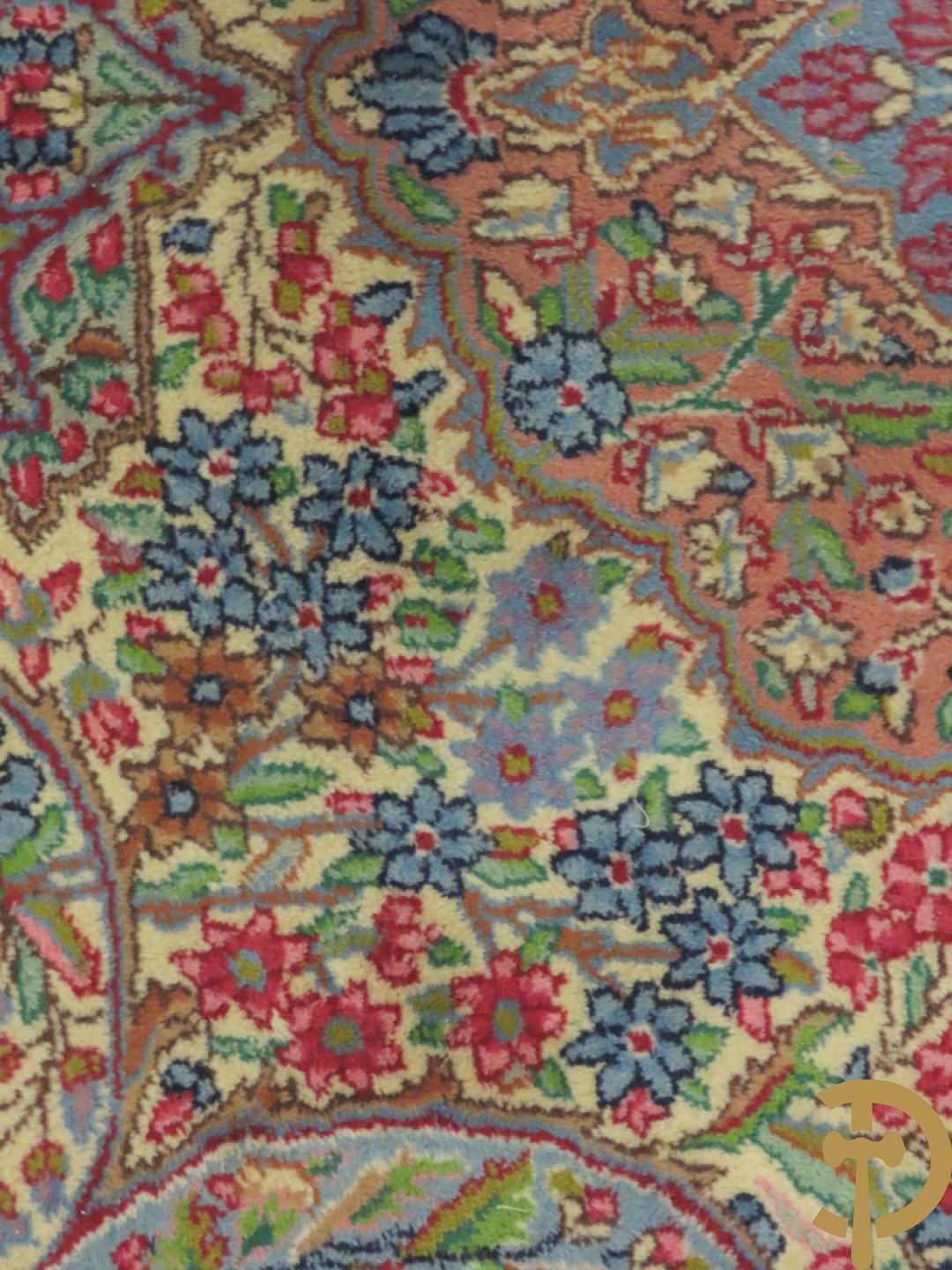 Iranees handgeknoopt tapijt Kirman Lavar met centraal medaillon omgeven door florale motieven