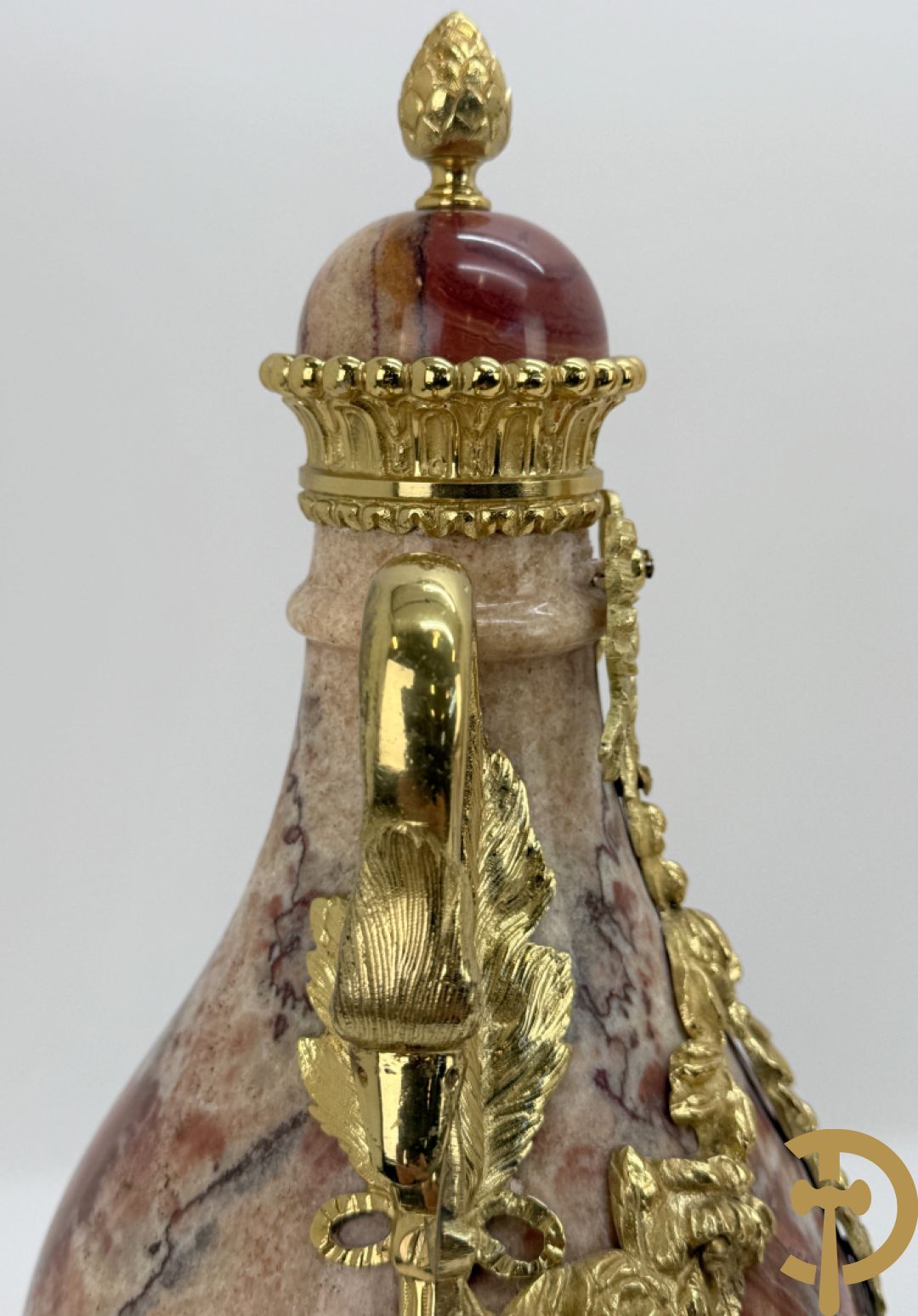 Paar marmeren cassolettes met zwanehalzen en guirlandes