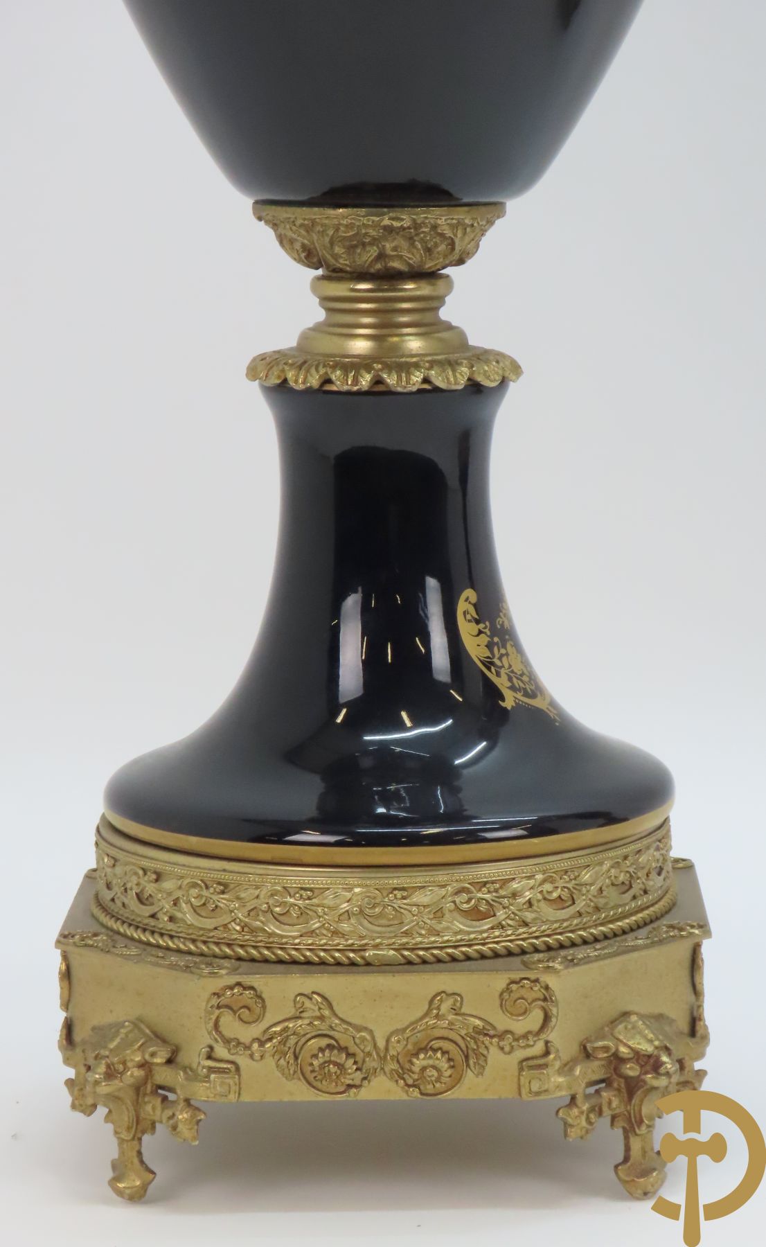 Paar Sèvres stijlvazen met geanimeerd romantisch decor, zijdelings bezet met bronzen medusahoofden, Rouly getekend