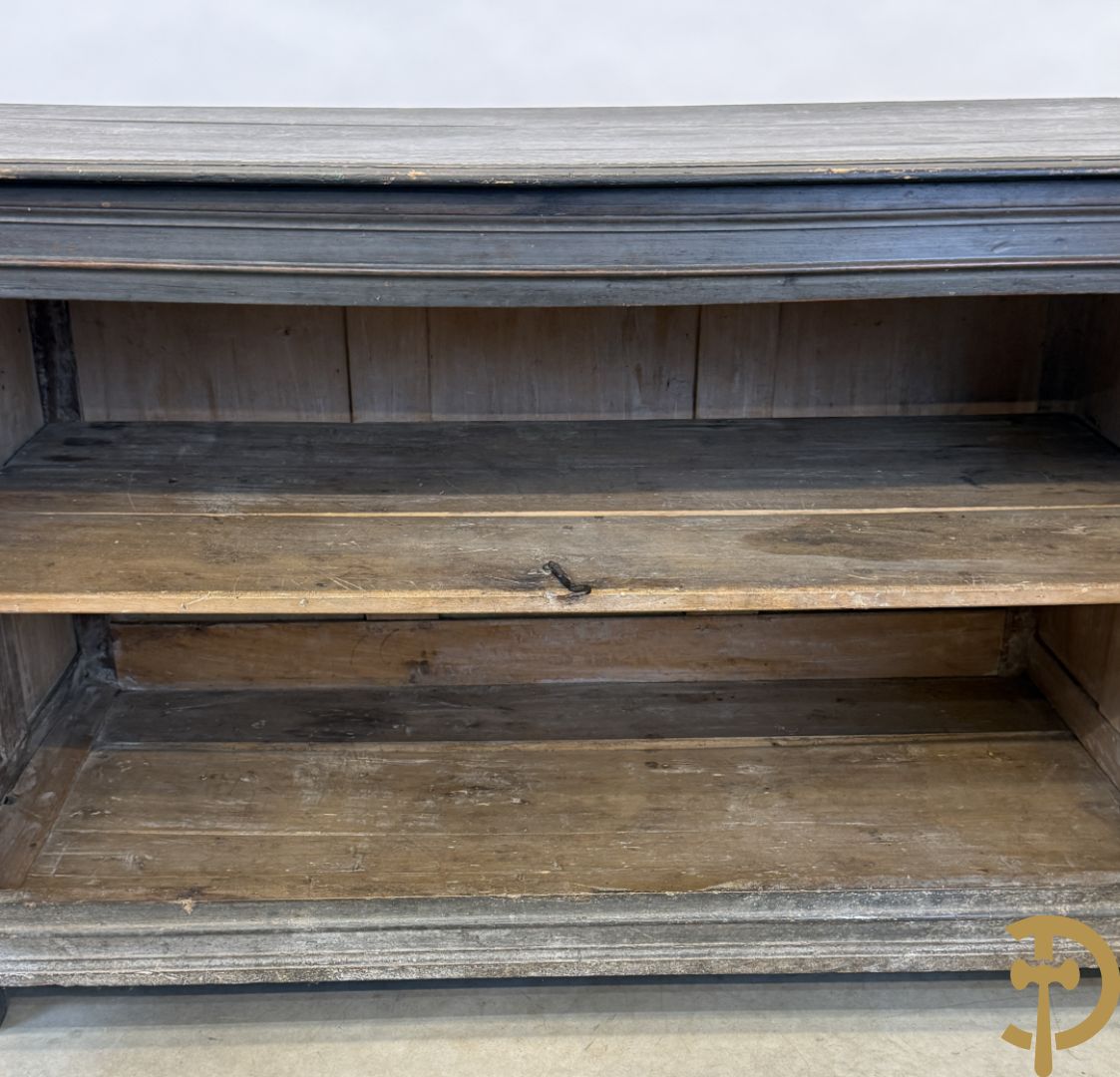 Gepatineerde tweedeursdresse met afgestoken panelen