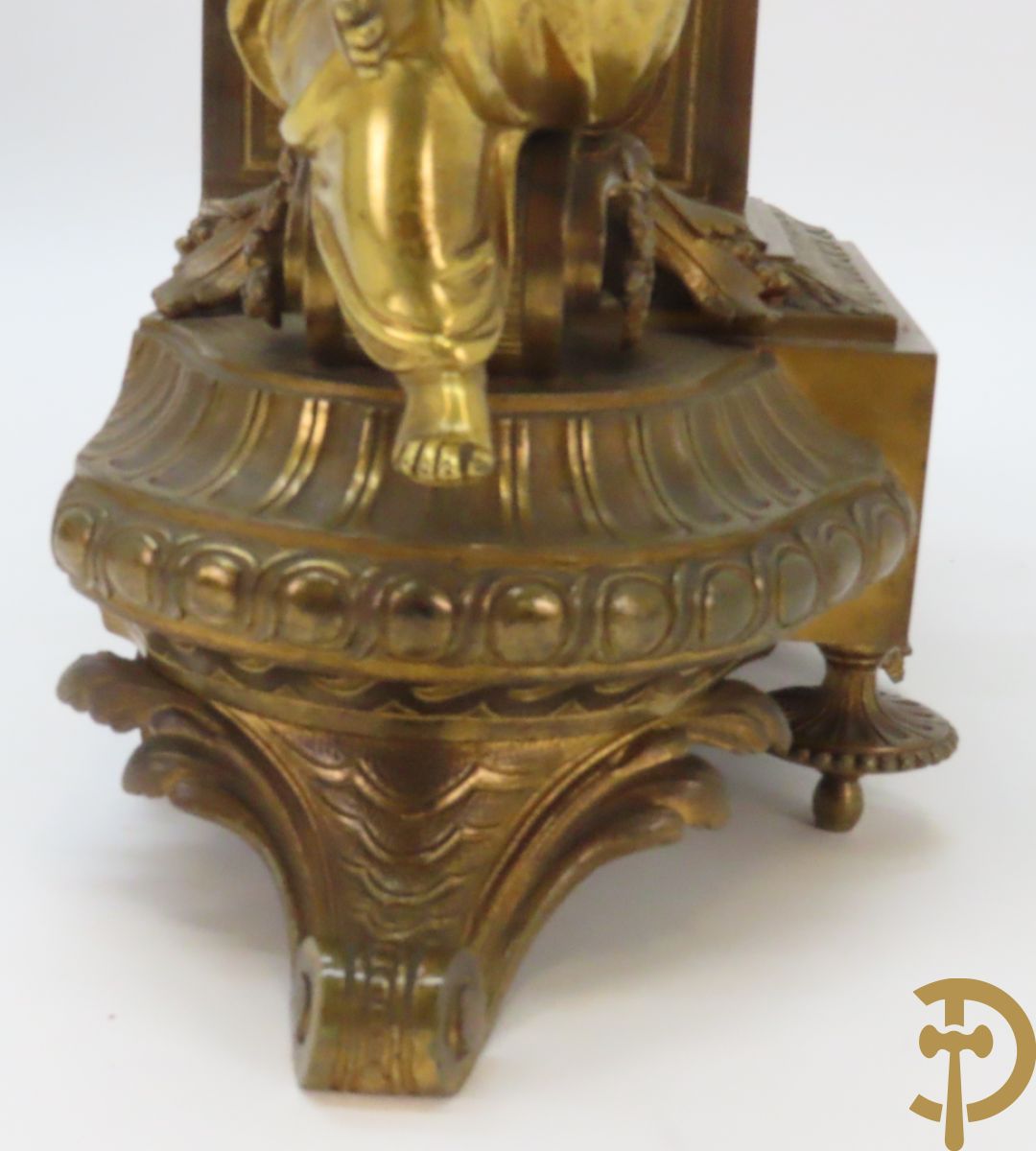 Driedelige bronzen garnituur bezet met Sèvres porselein bestaande uit pendule geflankeerd door paar cupido