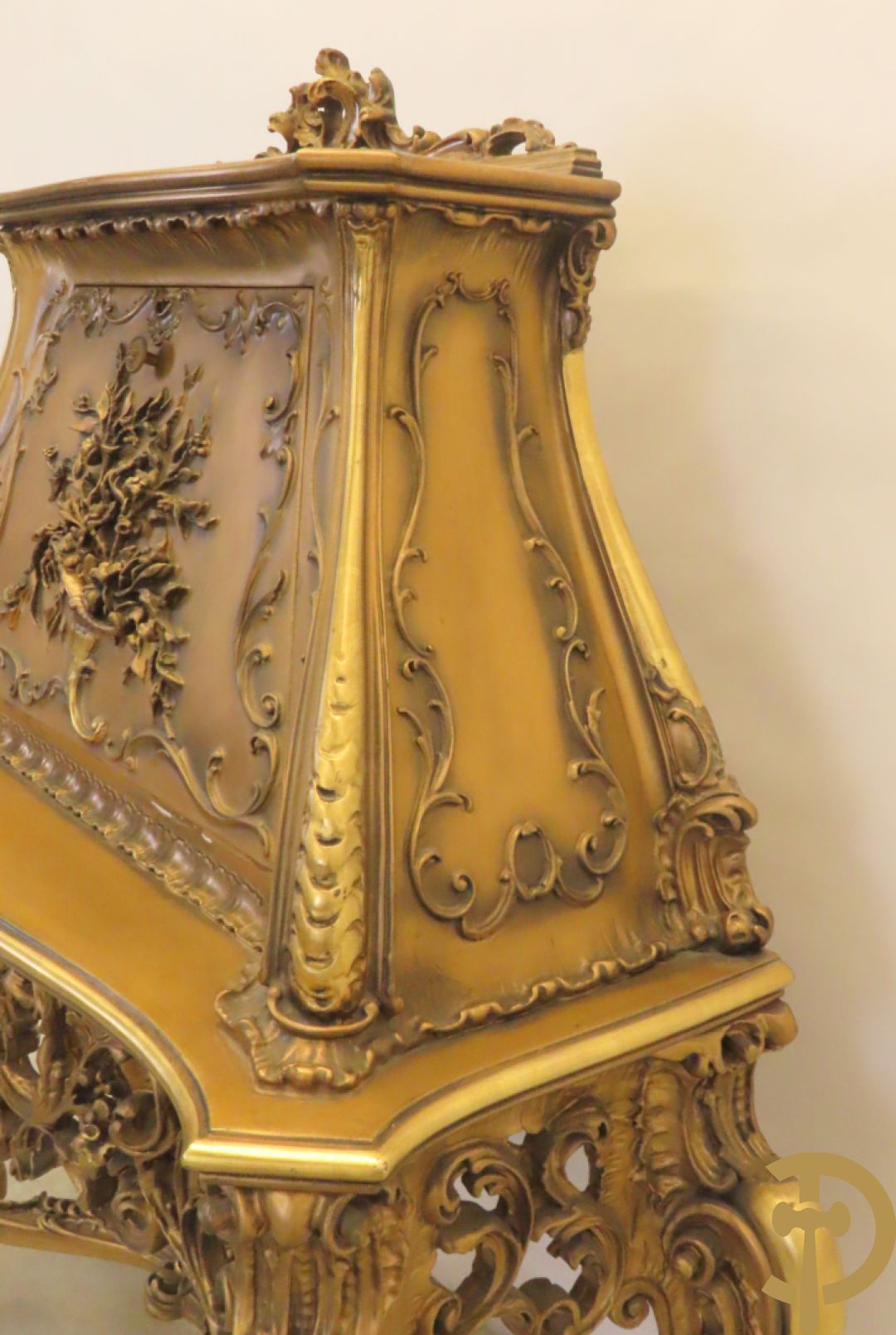 Uitzonderlijke vergulde bar met accanthusranken en bloemenmotieven op voluutvormige poten