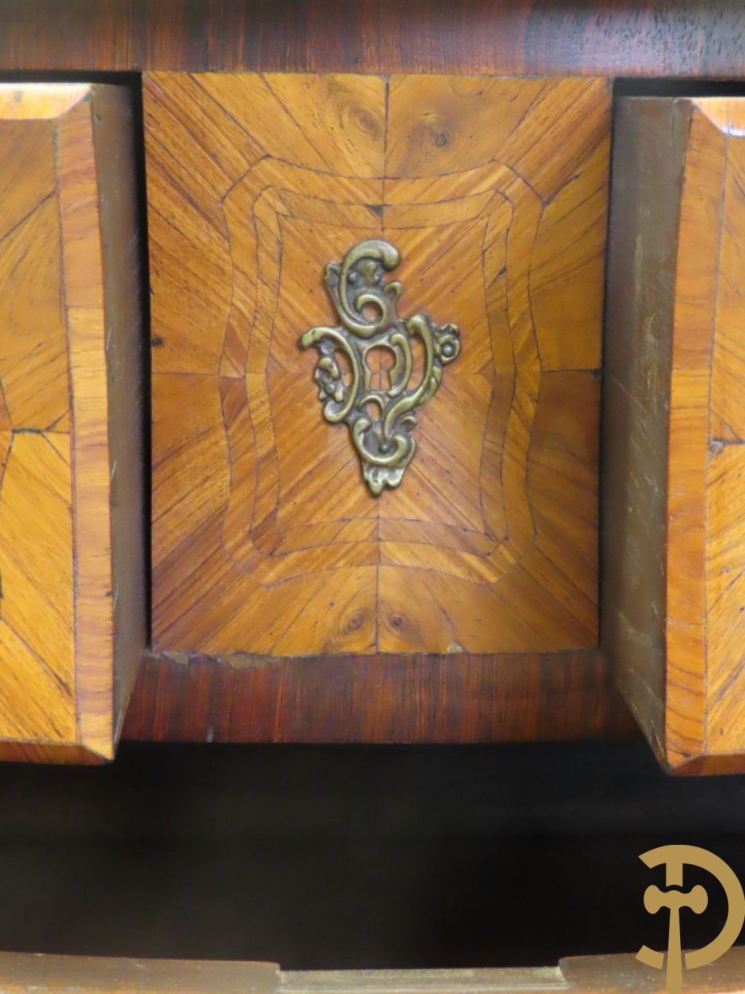 Gegalbeerde vierladencommode met bronsbeslag, marqueterie en marmeren blad