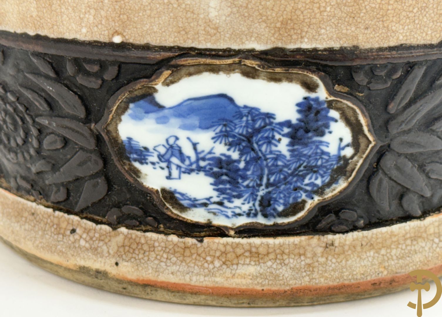 Antieke Chinese Nankin vaas met decor van wijsgeren, onderaan bezet met hert en bovenaan met pioenrozen