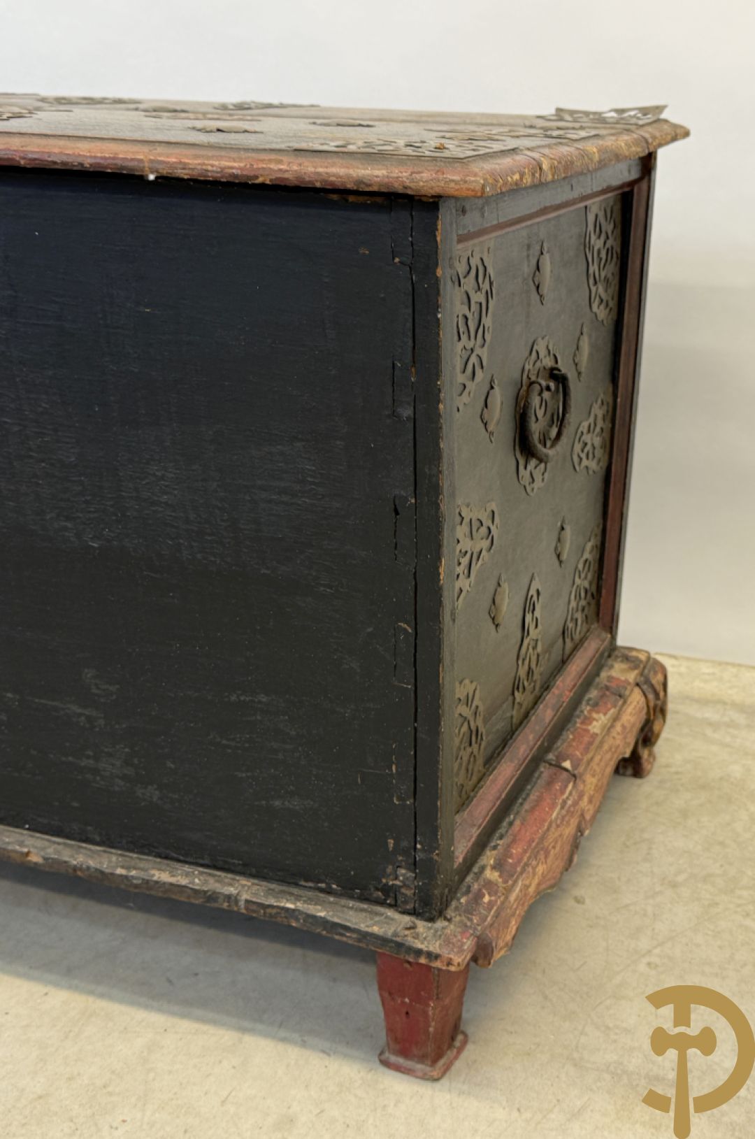 Indonesisch laag ladenkastje met sculptuur van accanthusranken en koperbeslag