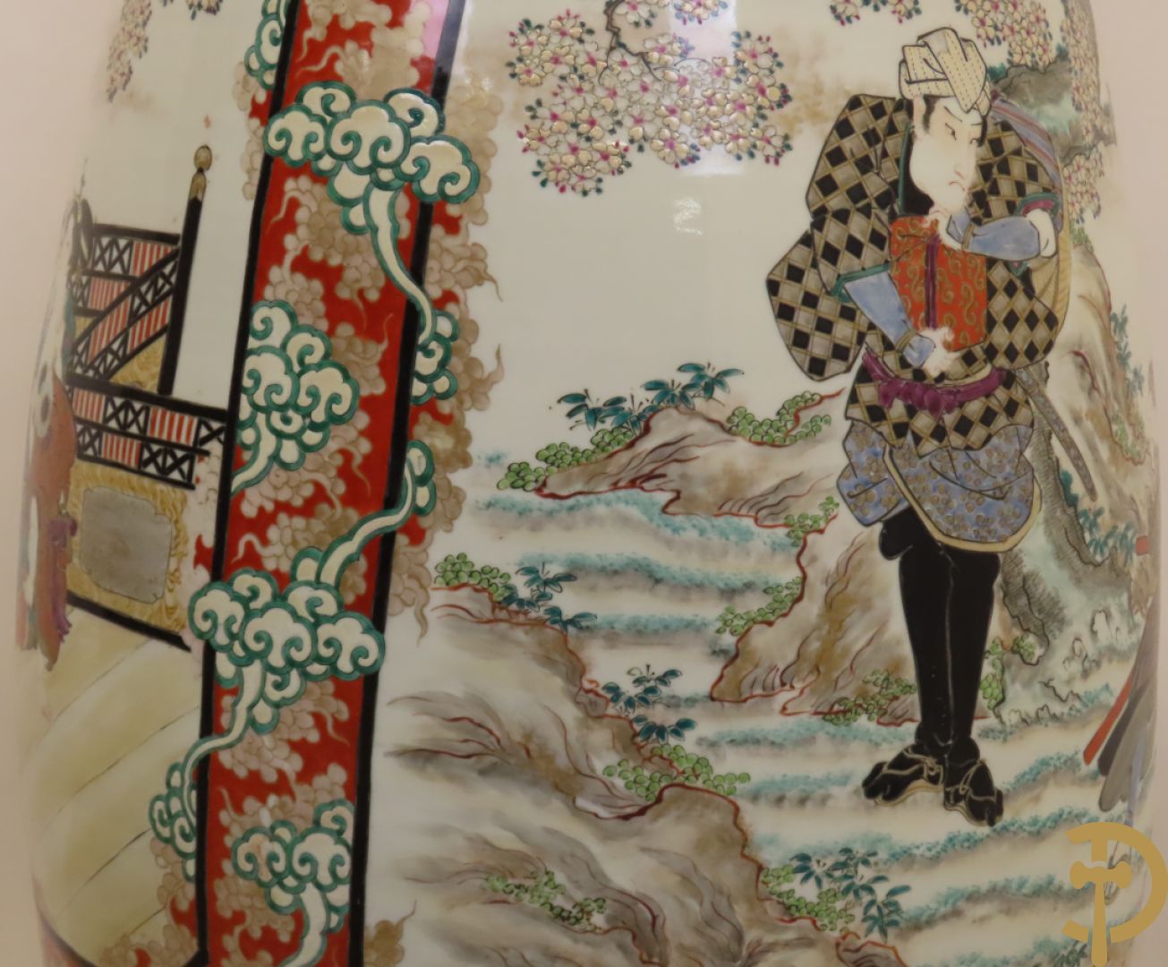 Japanse porseleinen waaiervaas met decor van geisha en krijger, bovenaan met florale motieven