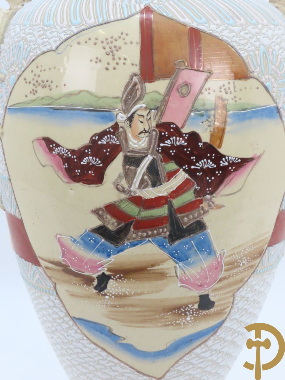 Paar Japanse Satsumat vazen met kijgerdecor en geanimeerde scènes, zijdelings met vogels bezet