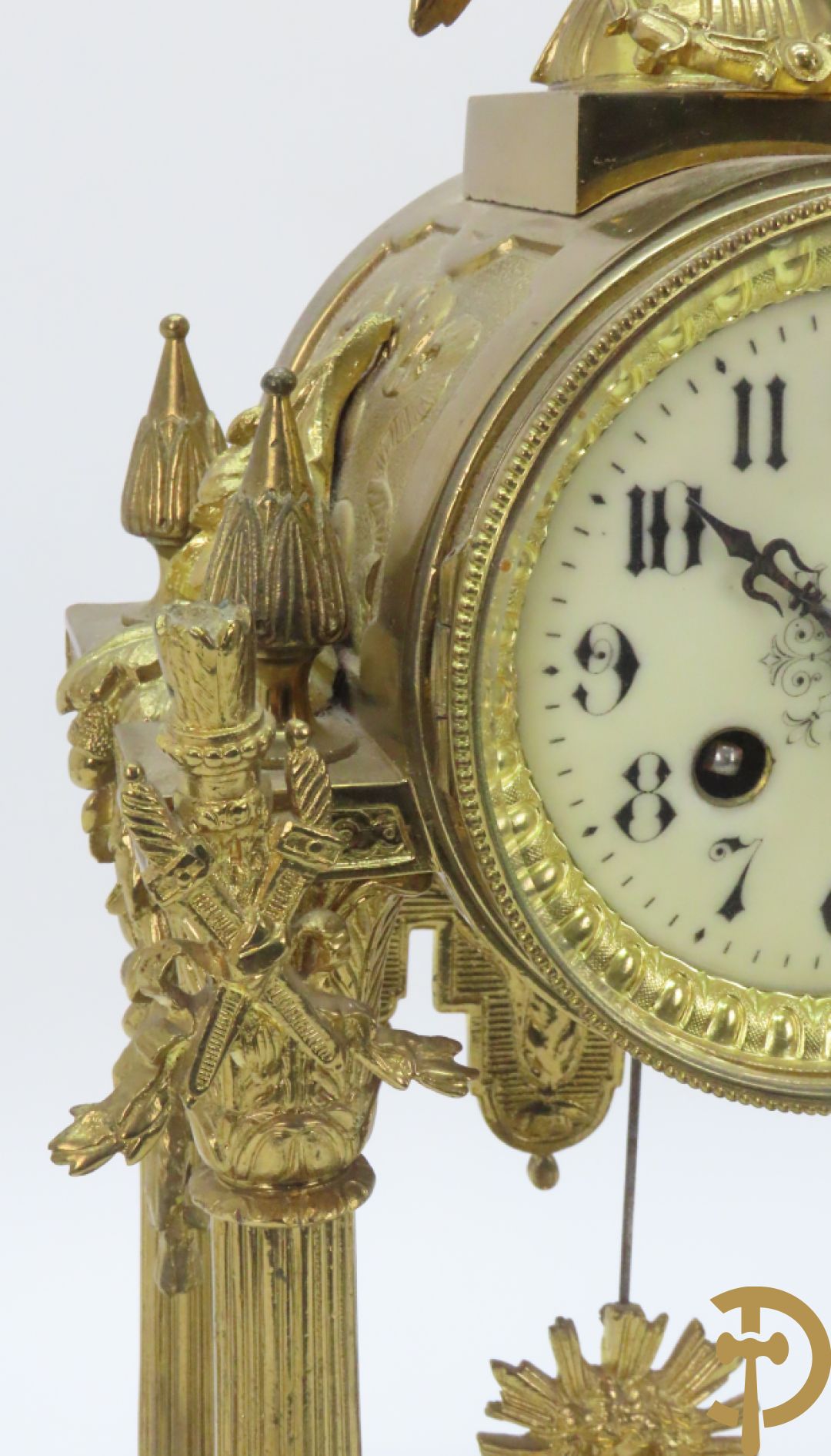 Driedelige bronzen garnituur bestaande uit middenstuk met 4 gecanneleerde zuilen en adelaar bezet + paar kandelaars