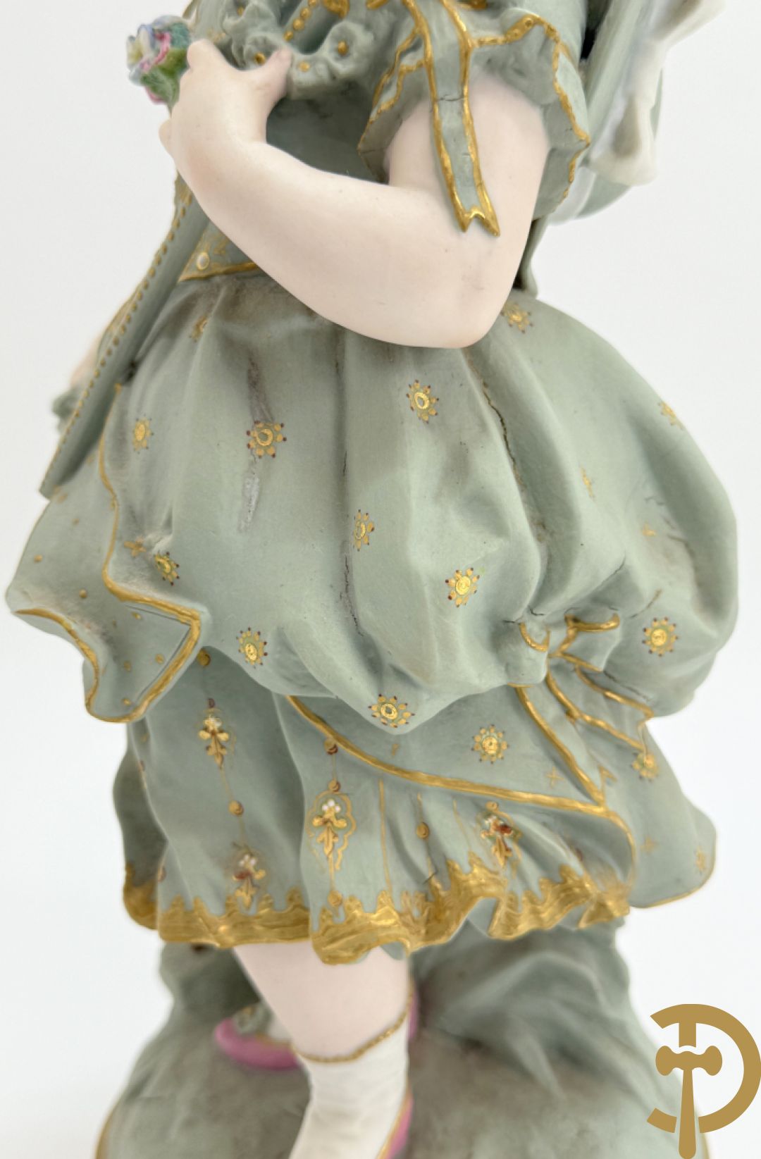 Paar grote Franse gekleurde biscuits van meisje en 
 jongen met schaap en geit