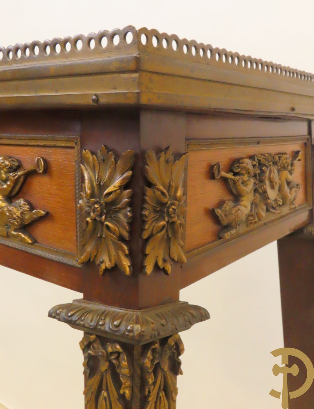 Notelaren staander bezet met bronsbeslag van musicerende cupido