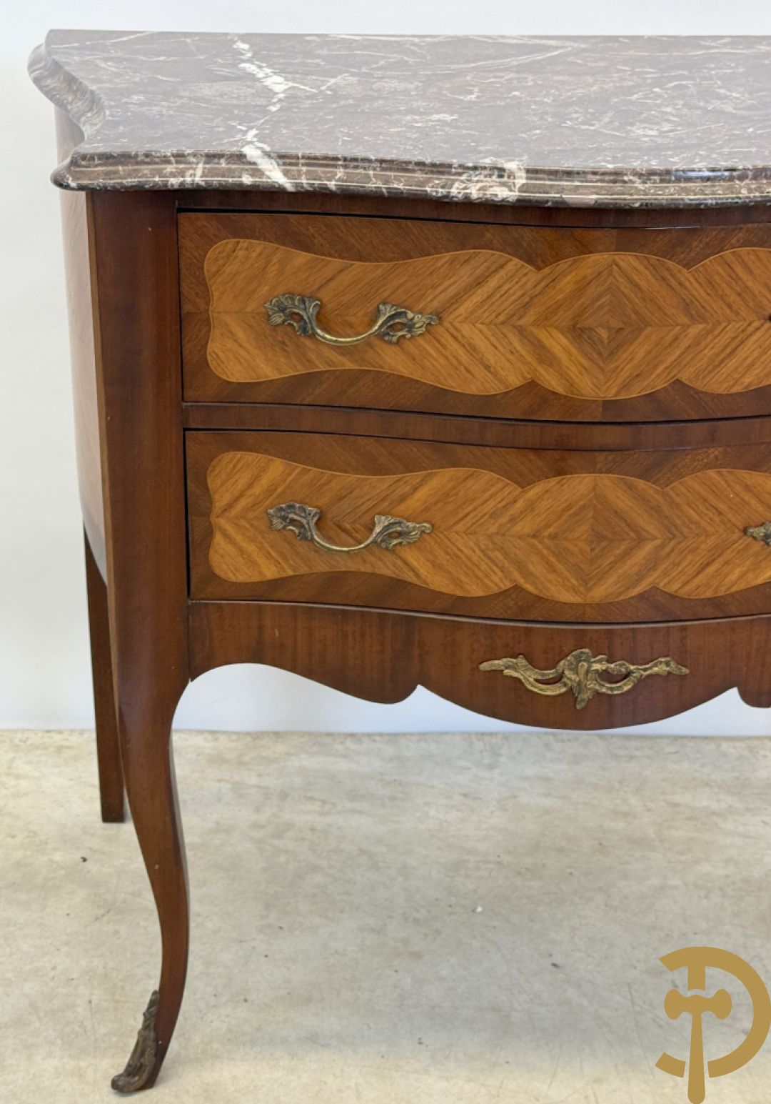 Notelaren tweeladencommode met bronsbeslag en grijs marmeren blad op voluutvormige poten