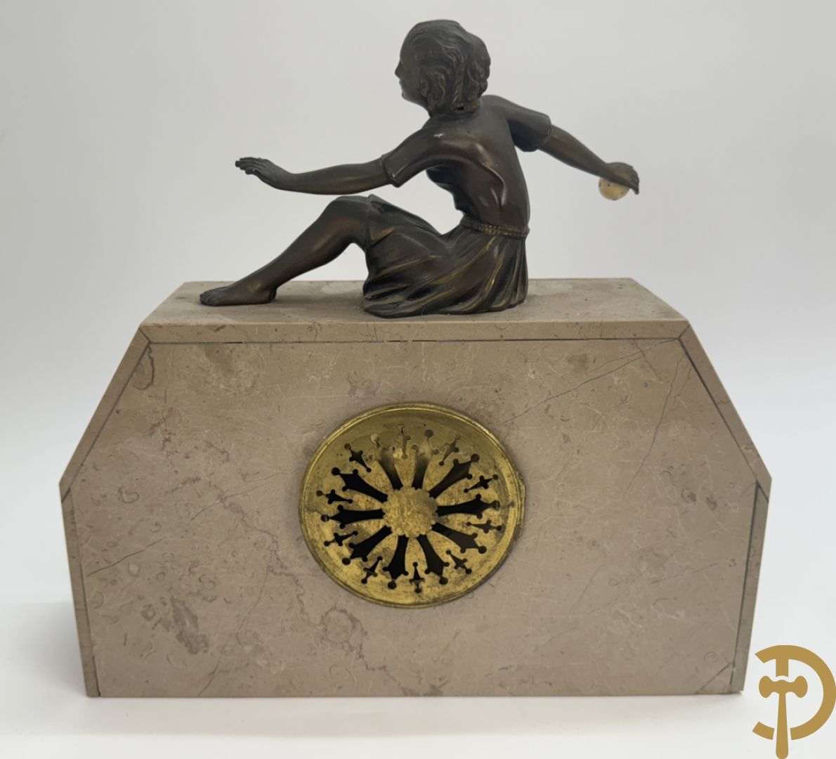 Driedelige marmeren Art deco garnituur, bovenaan bekroond met meisje met bal in zamak - geflankeerd door paar marmeren zijstukken