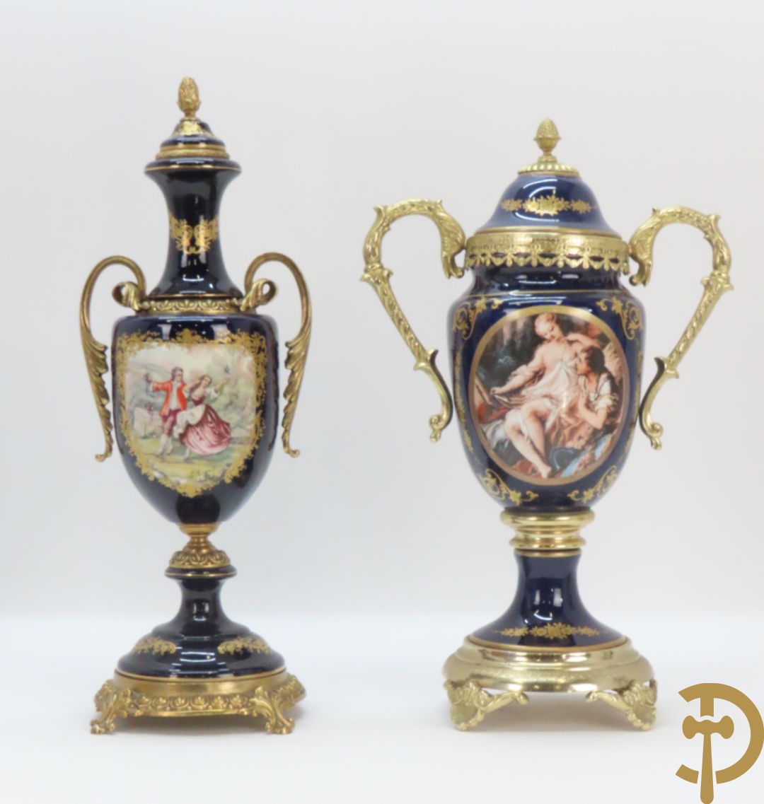 Twee porseleinen Stijl Sèvres cassolettes + dekselpotiche met bloemendecor + vijfarmige kandelaar Sèvres stijl, ACF