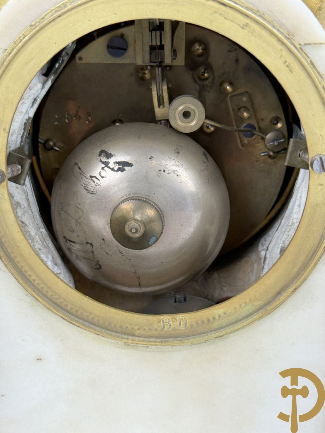 Driedelige garnituur met bronzen ornamenten van vogels en accanthusranken op marmeren basis