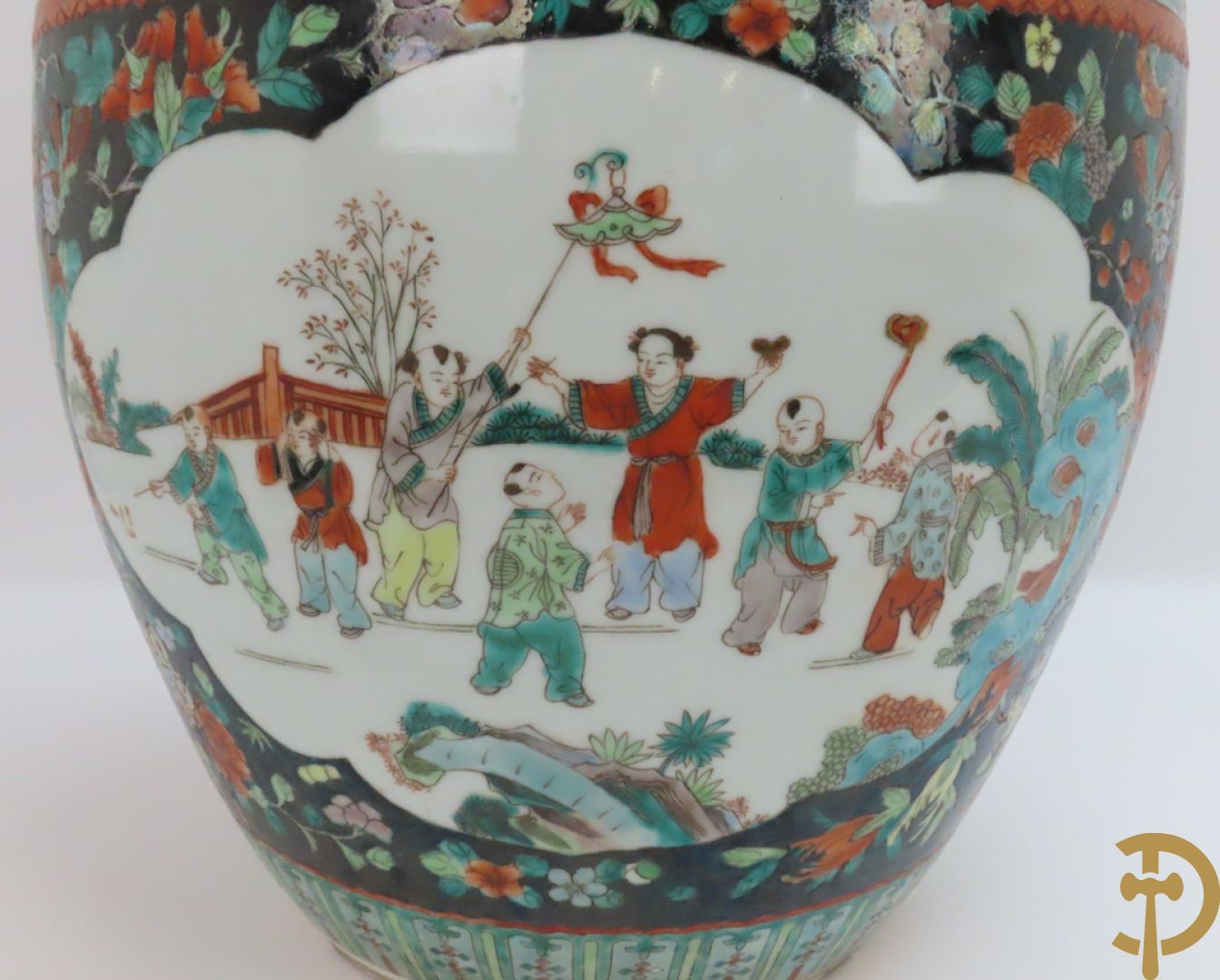 Chinese porseleinen cachepot met geanimeerd decor op zwarte fond met bloemen
