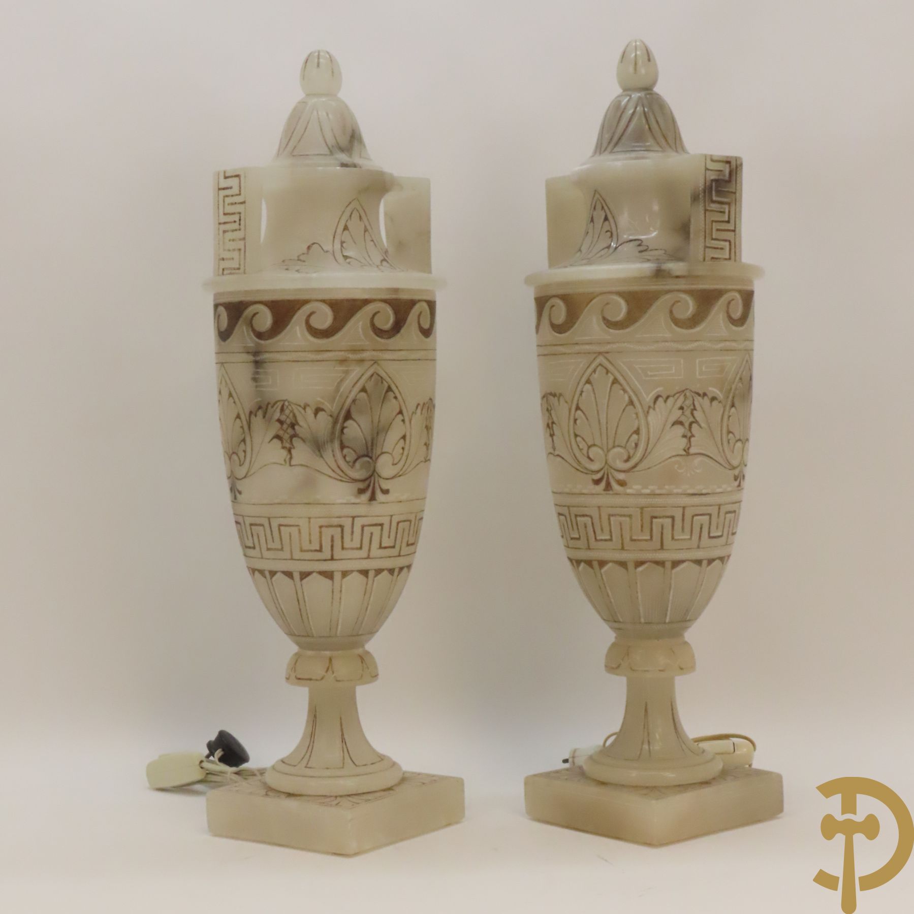 Paar handgesculpteerde onix marmeren Italiaanse potiches met accanthusraken en meanderend decor