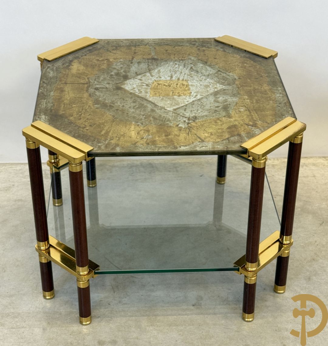 Vintage salontafel met geslepen glazen blad met bladgoud bewerkt op koperen voeten, Meersman Lucas getekend + 2 sidetables met geslepen glazen blad met bladgoud bewerkt op koperen voet, Meersman Lucas getekend + bijhorende lampadaire