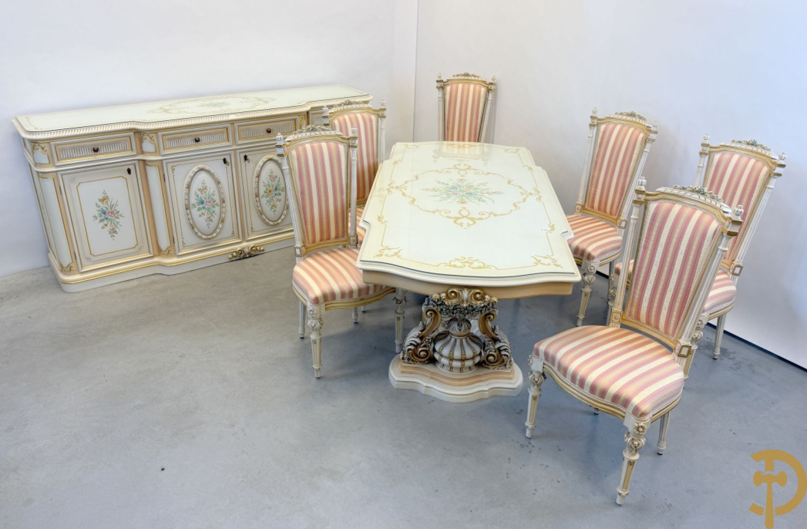 Italiaanse eetkamer met beschilderd bloemenmotief bestaande uit vierdeursdressoir met beschilderde bloemenmotieven, accanthusranken en glazen blad, tafel op gesculpteerde poten en 6 stoelen