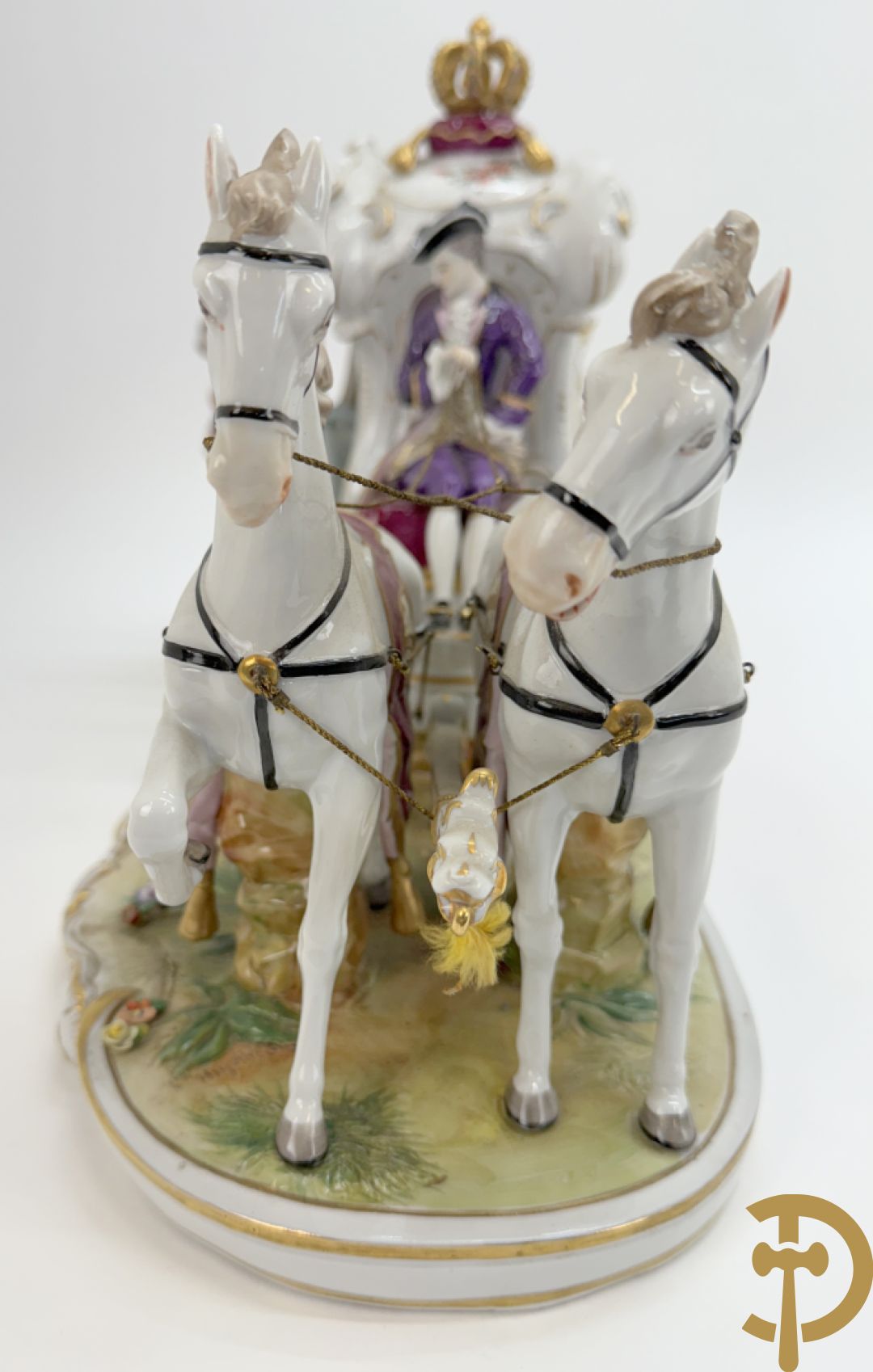 Porseleinen meerkleurige groep met koets, edeldame, lakei, ruiter en 2 paarden