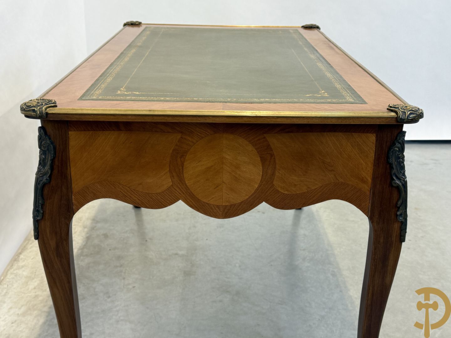 Notelaren Louis XV bureau met lederen blad, 3 lades  en bronsbeslag op voluutvormige poten