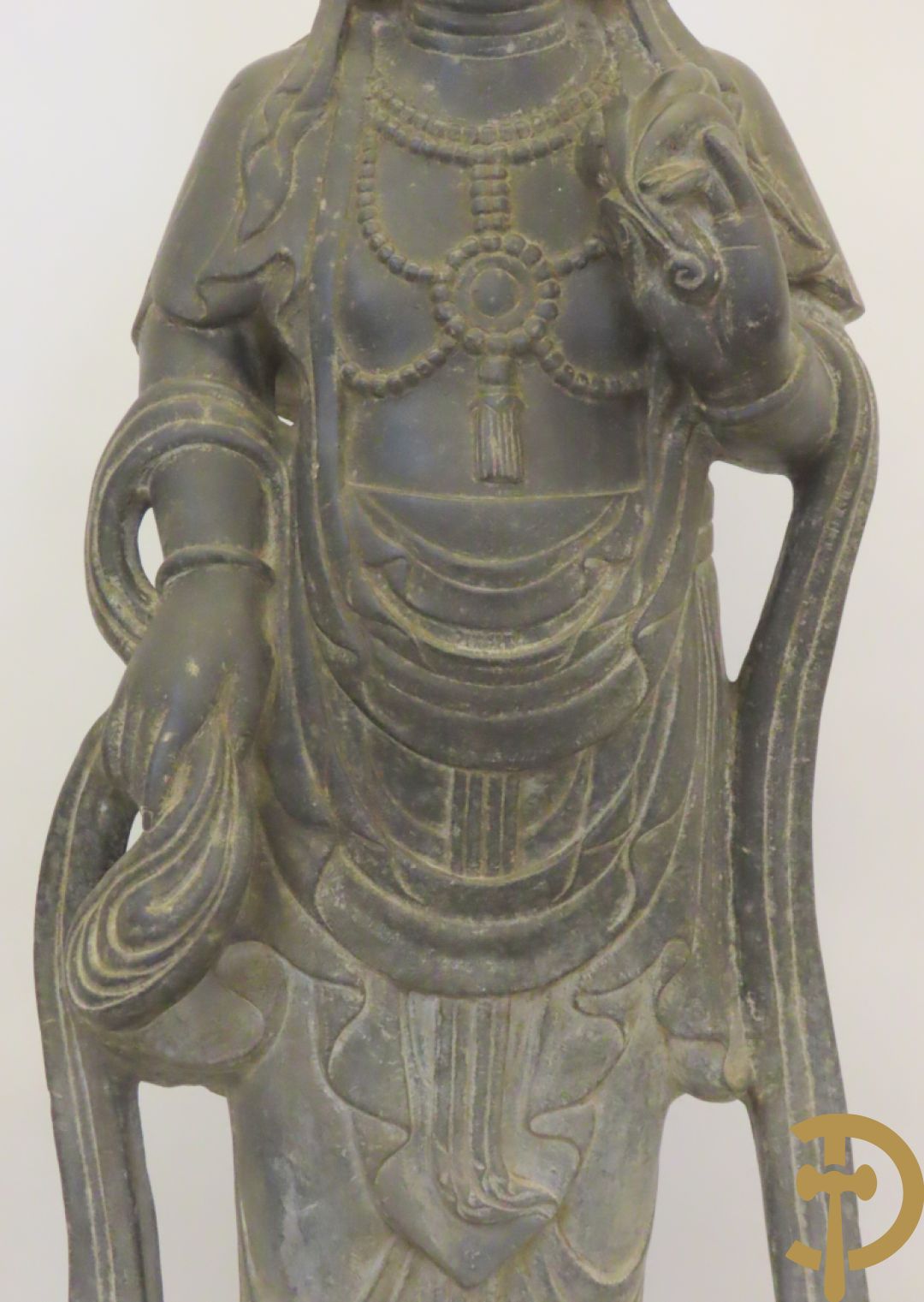 Aziatisch handgesculpteerd stenen beeld van een staande boedha