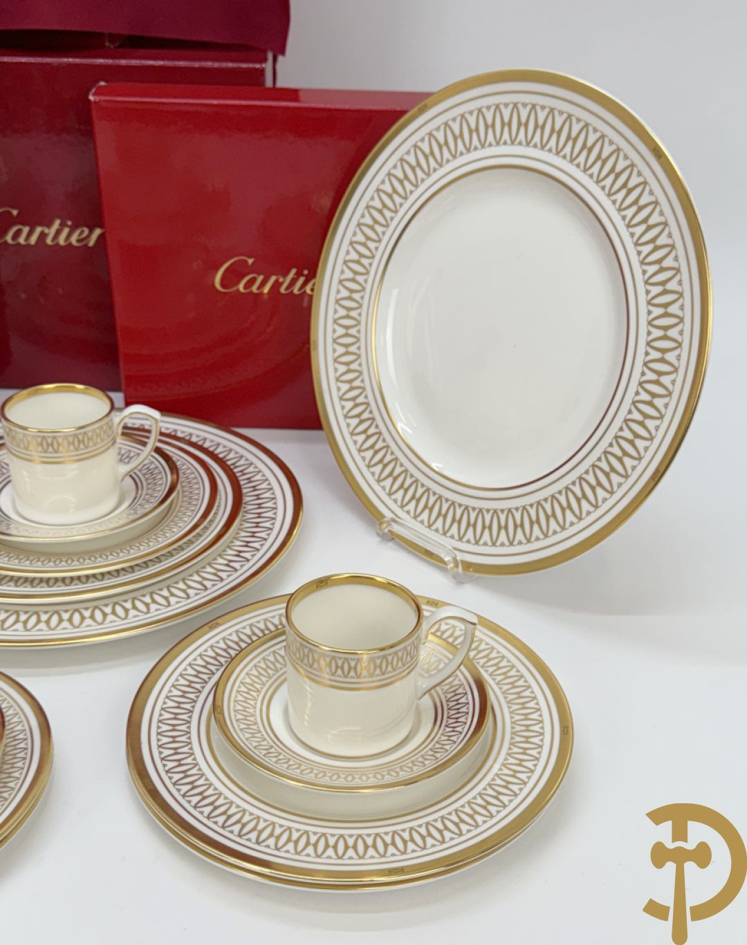 Porseleinen servies Cartier met vergulde rand bestaande uit 4 grote borden, 8 dessert bordjes, 8 koffie kopjes en schoteltjes en 8 kleine bordjes, La Maison Des Must