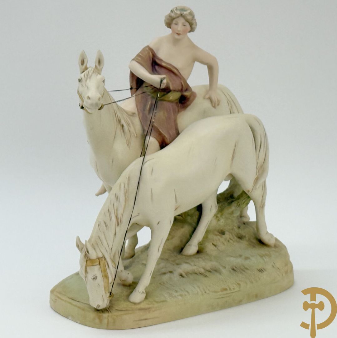 Paardenmenner in Royal Dux, onderaan gemerkt nr. 2072