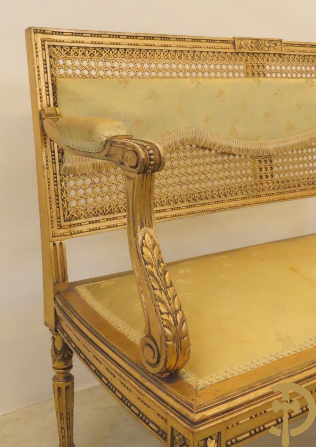 Vergulde tweepersoons canapé met accanthusranken en canage in de rug