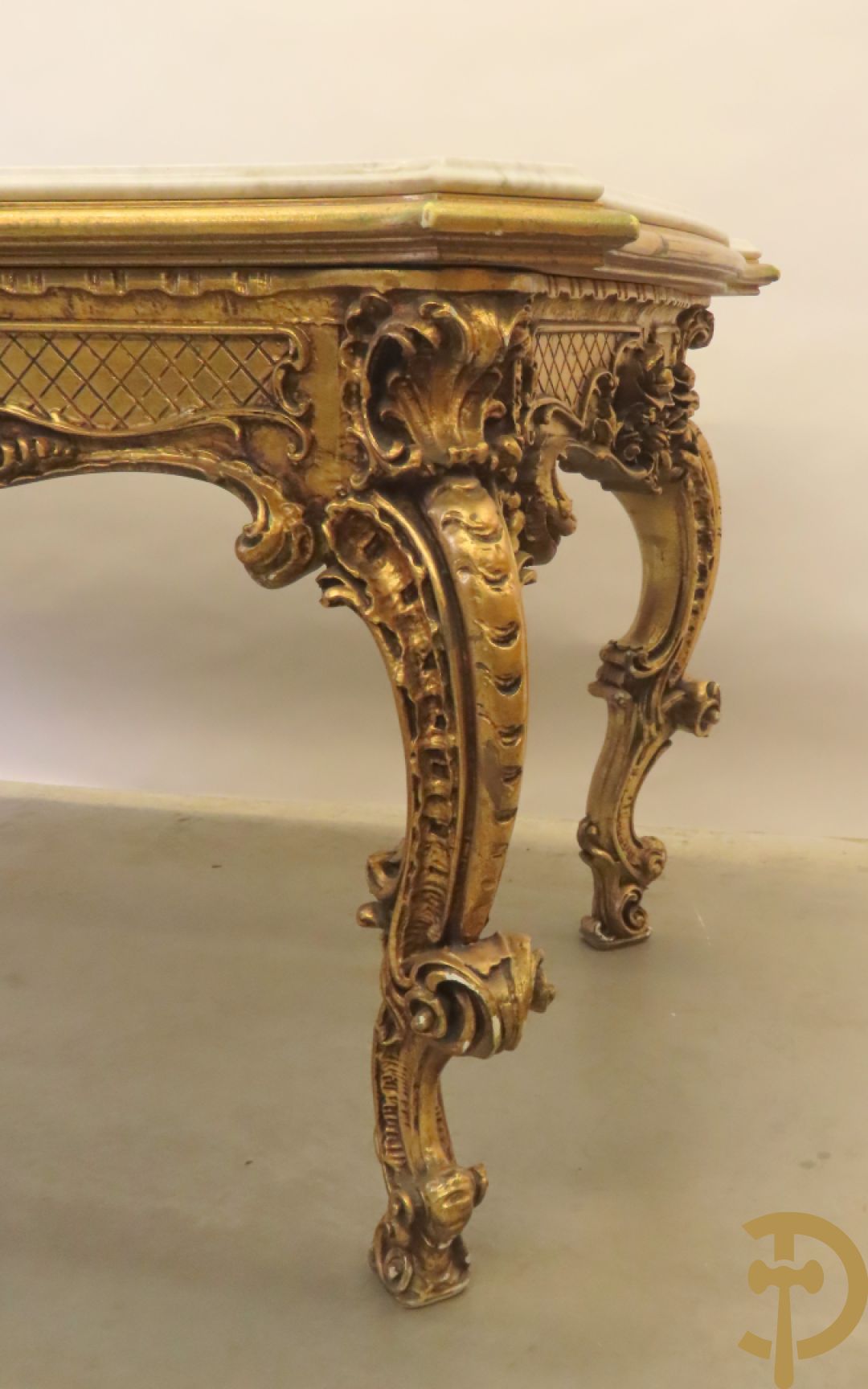 Uitzonderlijke vergulde Louis XV eetkamer bestaande uit vijfdeursdressoir met voluutvormige accanthusranken en rocailles, beschilderd met bloemenmotieven en centraal tafererel met hoornen des overvloeds + bijhorende spiegel vergulde tafel op voluutvormige poten met zes bijhorende stoelen + vitrine met accanthusranken en centrale deur, op voluutvormige poten