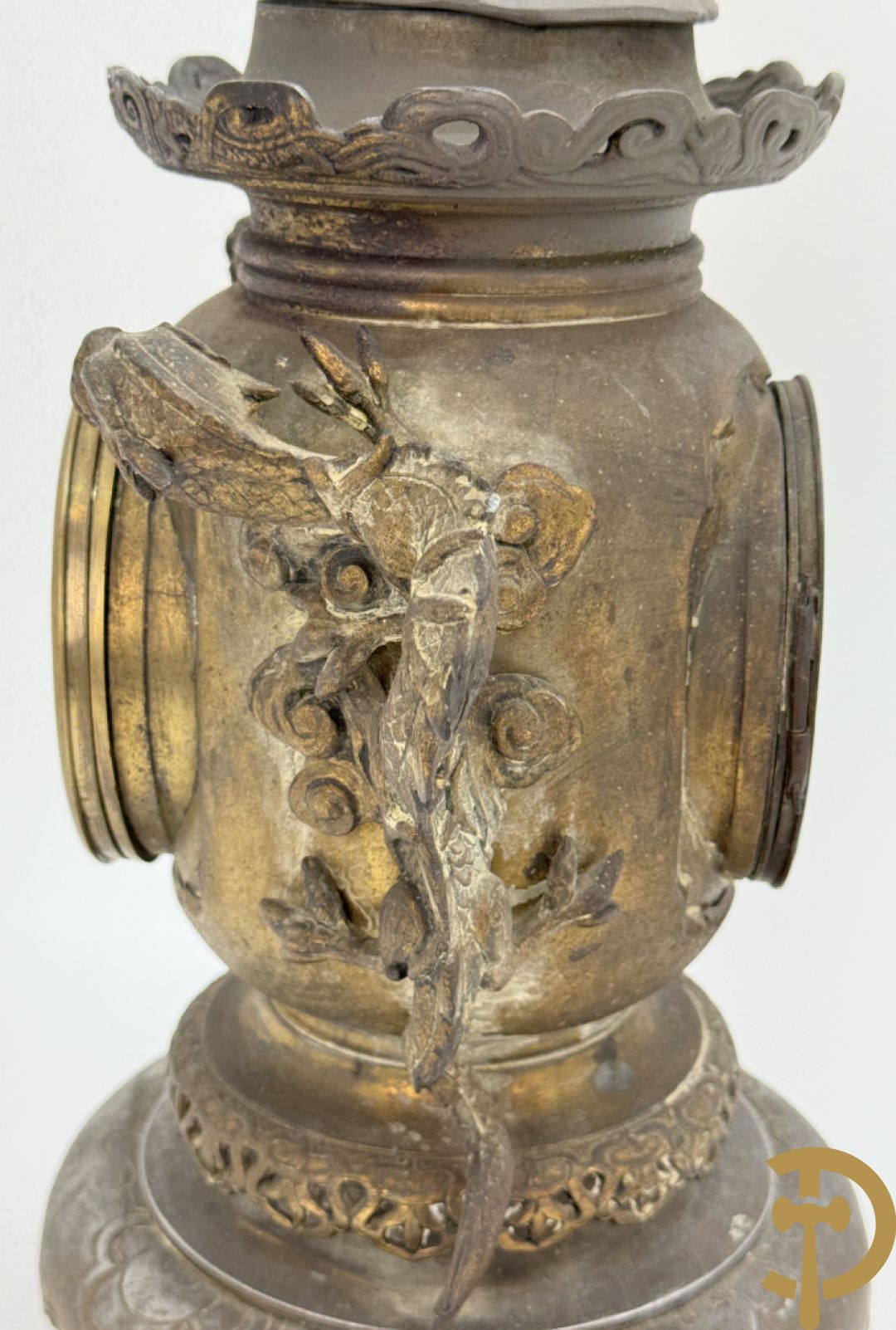Aziatische pendule in zamak, zijdelings bezet met drakendecor en bovenaan met mythologisch figuur