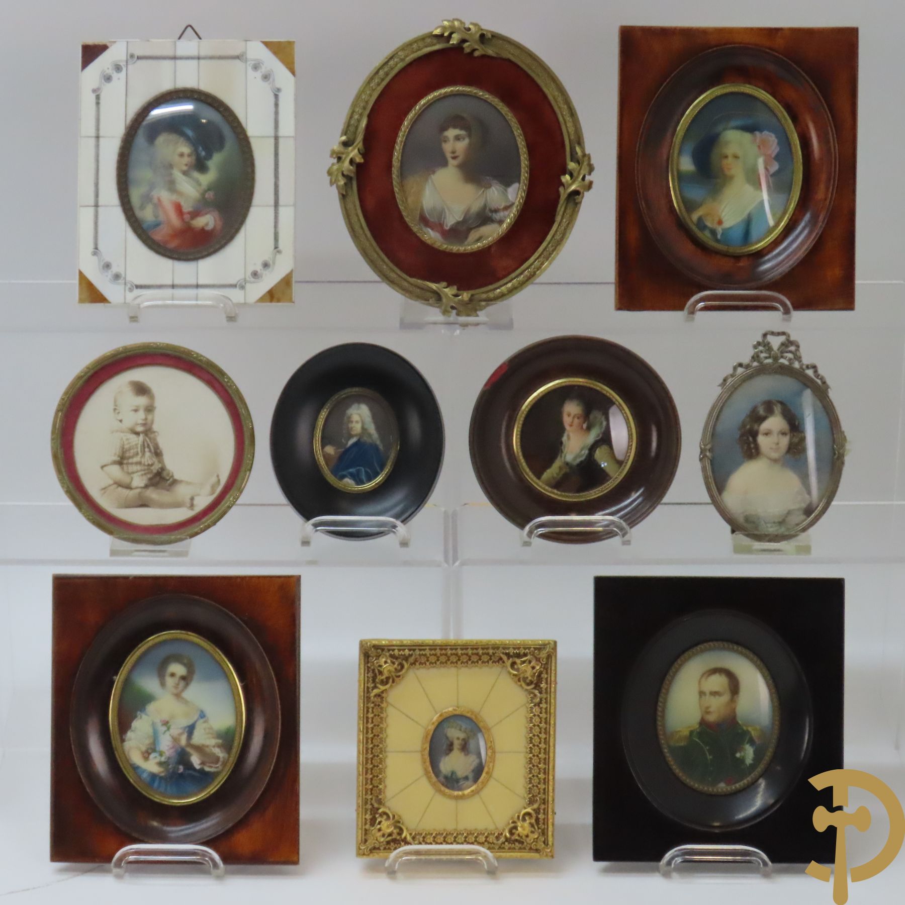 Reeks van 8 miniaturen van edeldames, waarvan 1 getekend van Nattier en 1 van Gainsbourogh + 2 ovale kadertjes