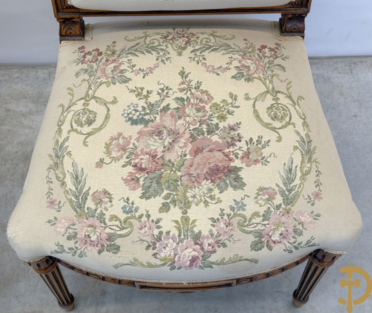 Vijfdelig notelaren Louis XVI salonensemble bestaande uit canapé, 2 armzetels en 2 stoelen