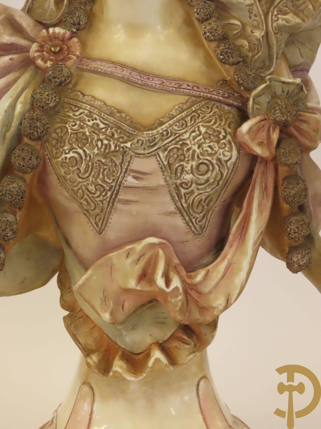 Meerkleurige porseleinen damesbuste + 14 biscuits