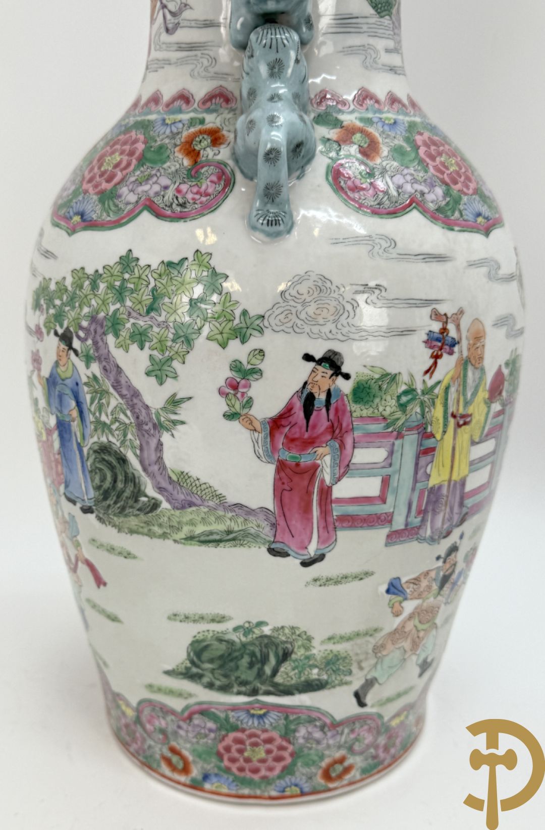 Paar Chinese porseleinen vazen met geanimeerd tafereel